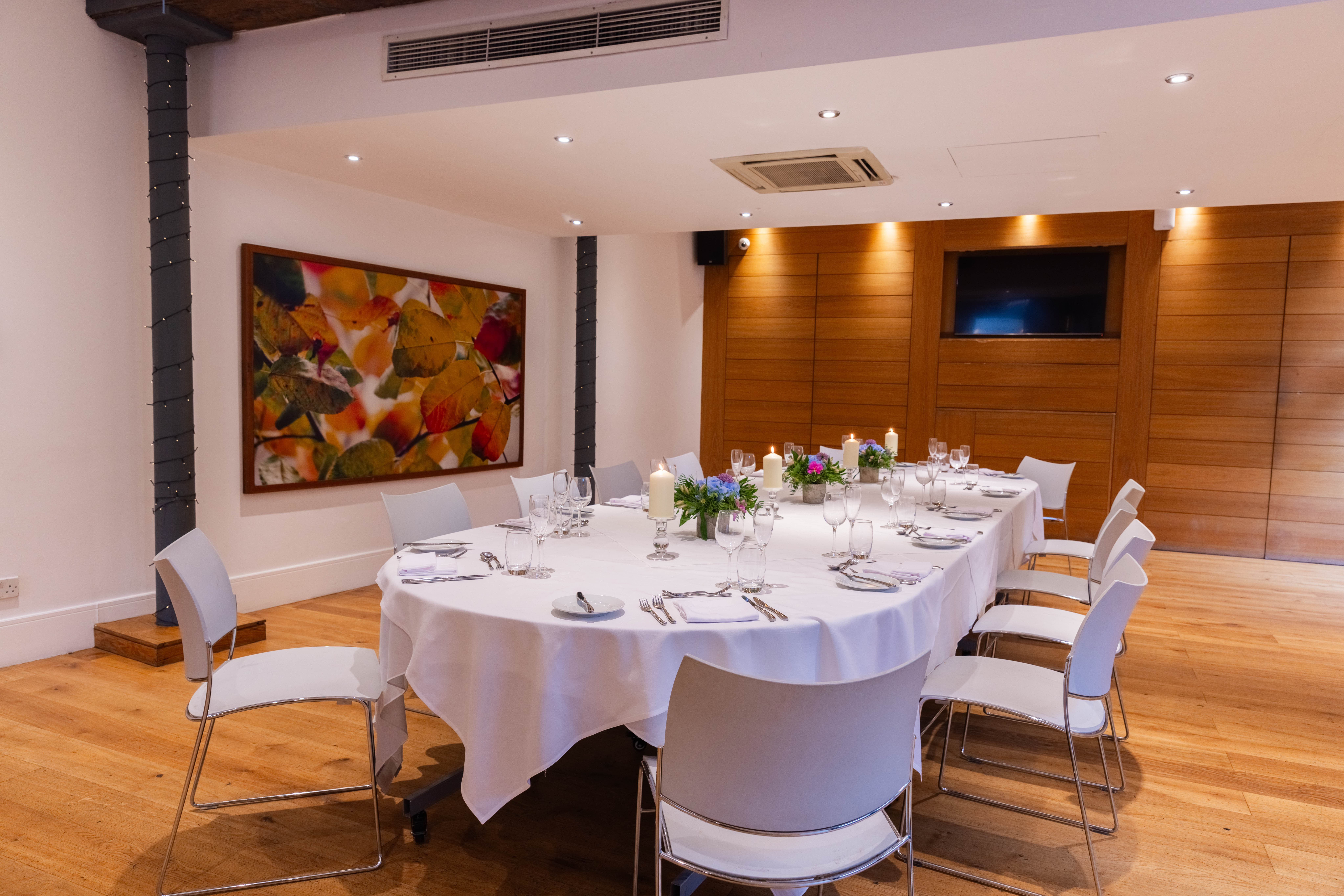 Hope Street Hotel Conference Room with round table, ideal for corporate meetings and private dinners.
