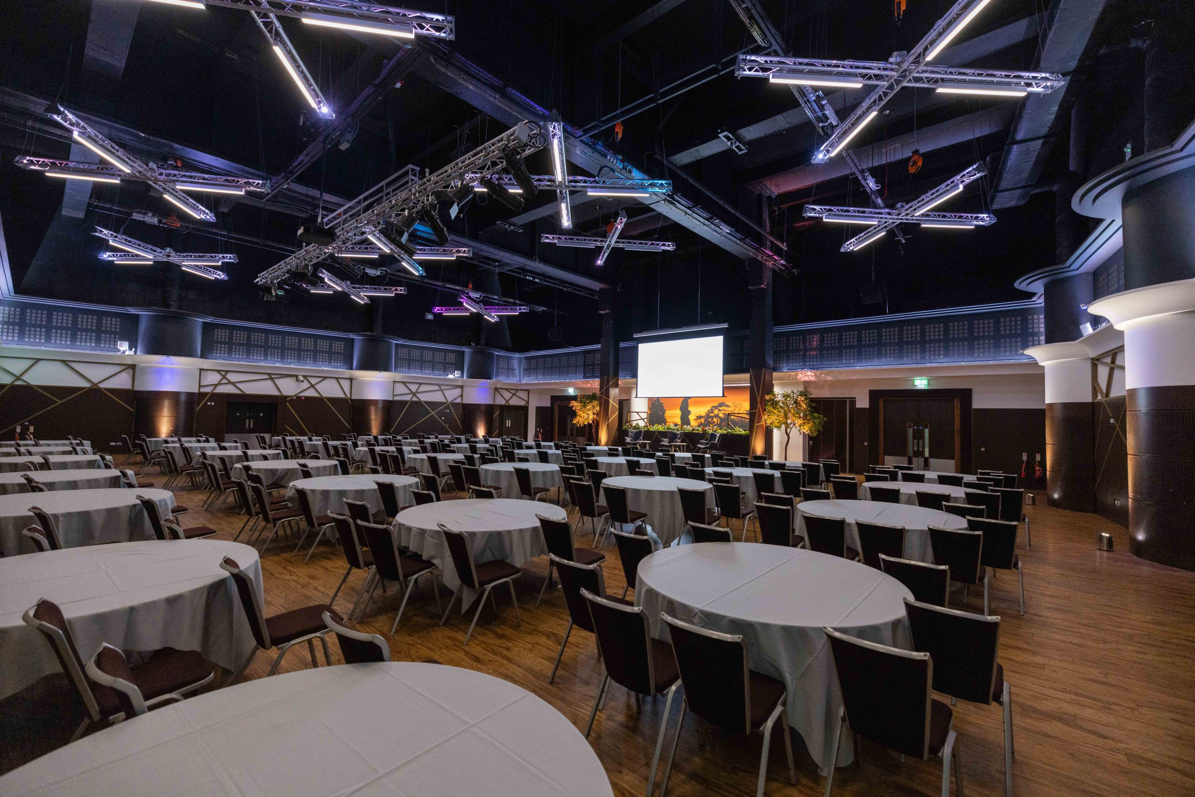 Live Room at Allianz Stadium, Twickenham: spacious conference venue with elegant decor.