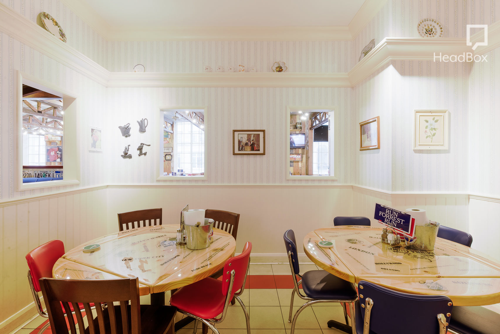 Cozy meeting space at Exclusive Venue, perfect for brainstorming and intimate gatherings.