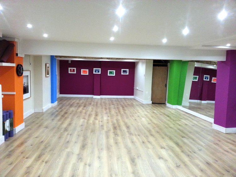 Versatile event space with vibrant walls, ideal for creative meetings and workshops.