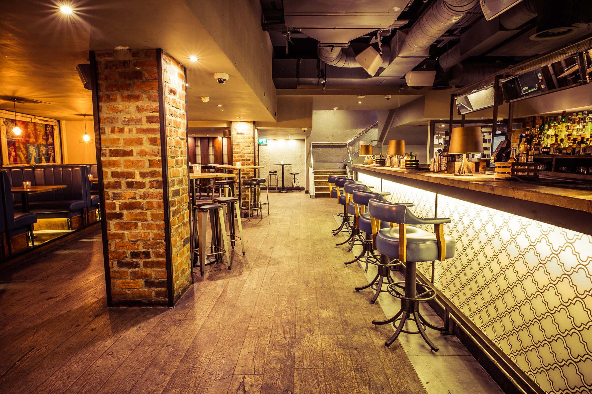 Stylish cocktail lounge with modern decor, ideal for intimate networking events.