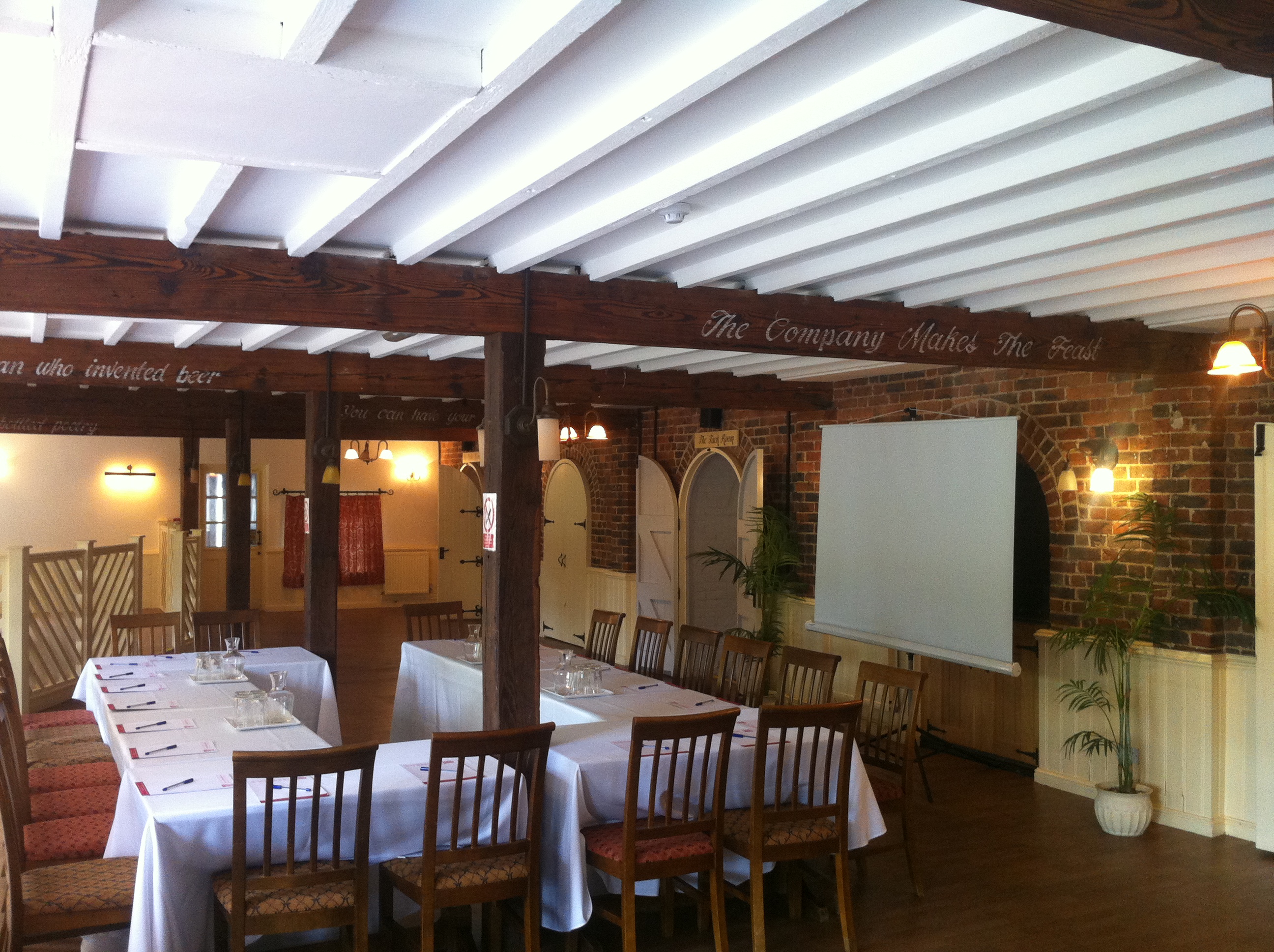 Corporate meeting space with U-shaped table, warm ambiance, ideal for events and workshops.
