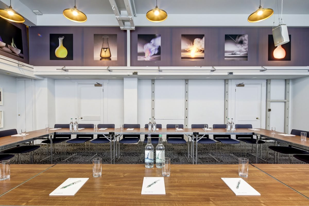 Modern meeting room with large table, ideal for workshops and strategic planning.