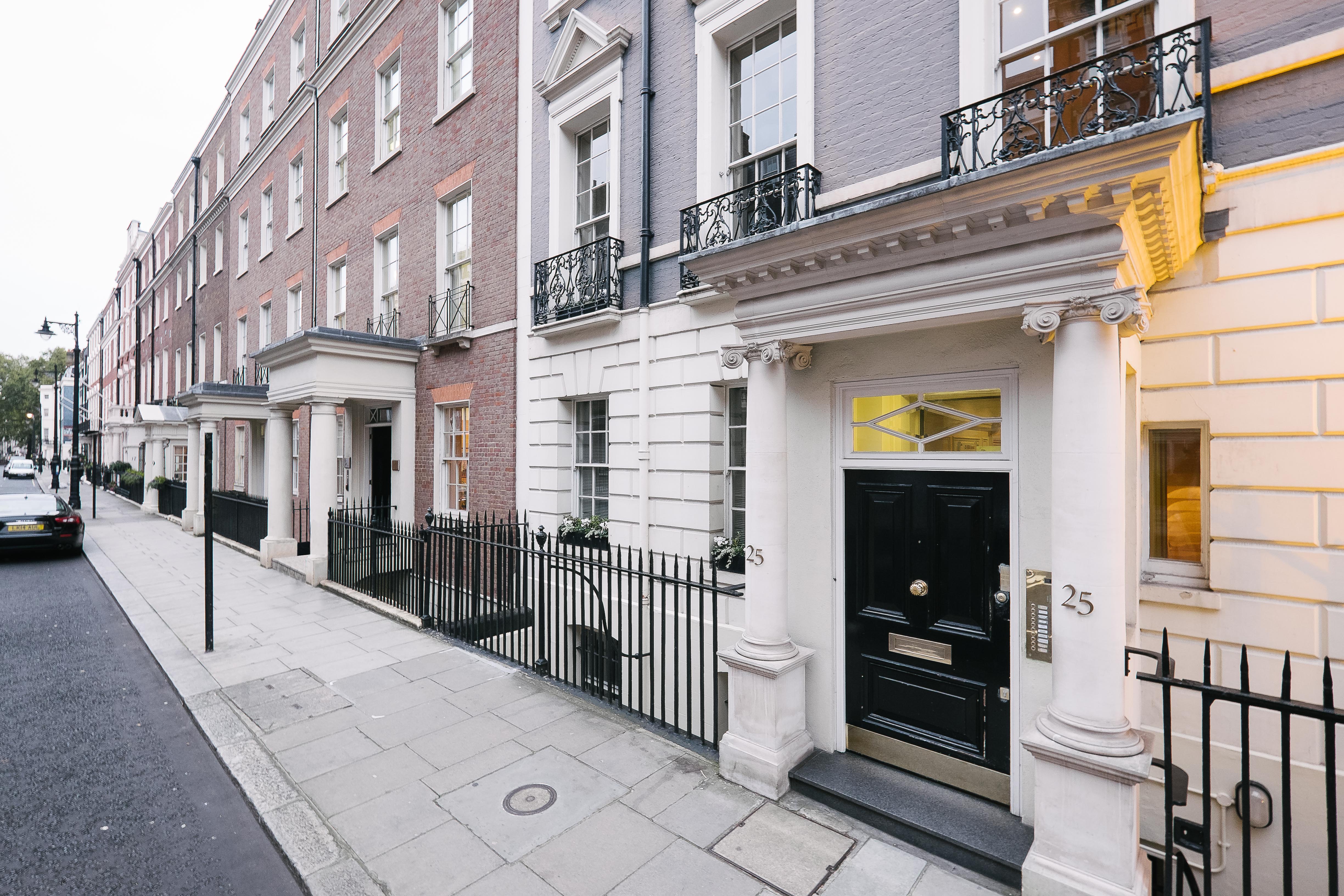 Elegant townhouses in Mayfair, ideal for upscale meetings and private events.