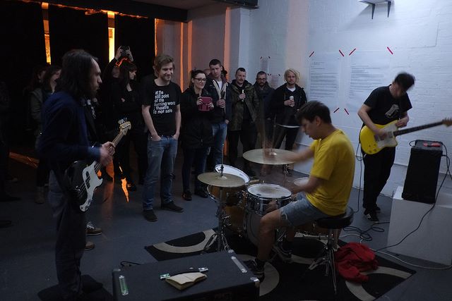 Vibrant live music performance in a flexible meeting room for creative events.