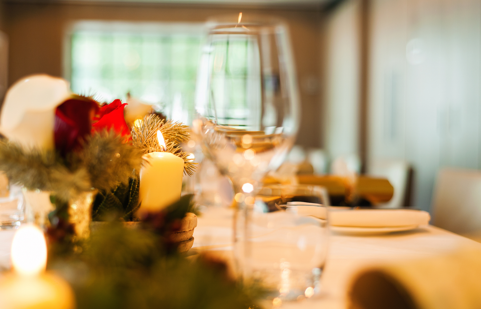Elegant dining table with floral centerpiece for Christmas parties at The Hari.