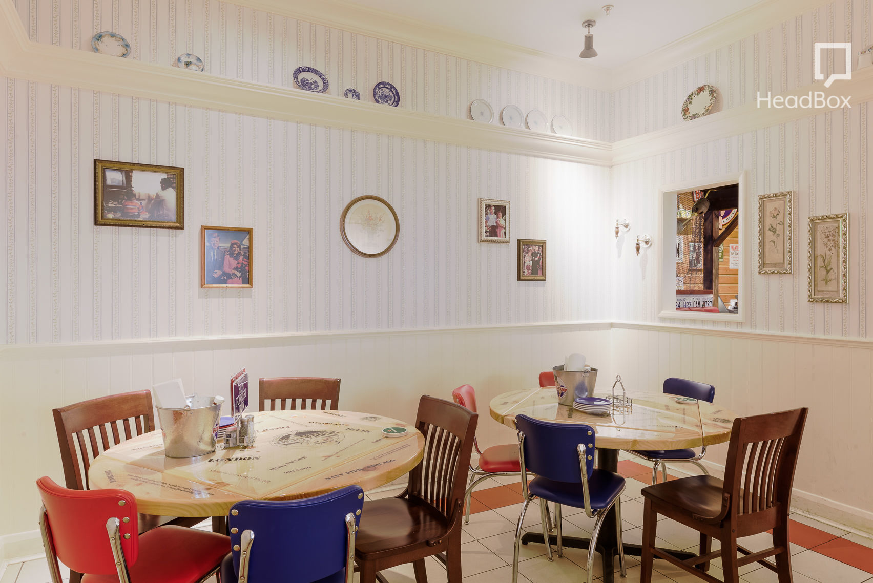 Cozy meeting space at Mama's House, perfect for casual gatherings and brainstorming.