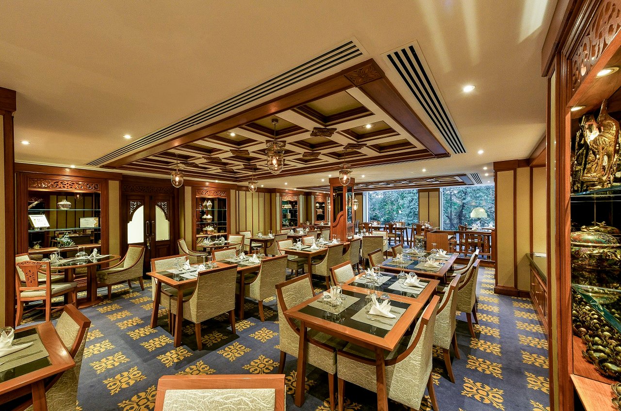 Elegant dining space in Royal Lancaster London for intimate meetings and events.