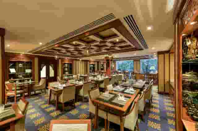 Dining & Bars