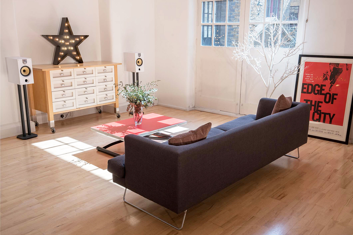 Modern meeting space with sleek sofa and vibrant artwork for creative gatherings.