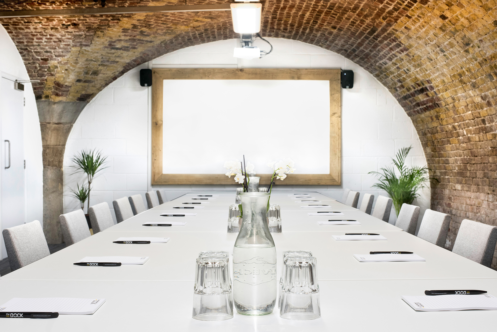 Modern meeting room with sleek table, ideal for corporate workshops and presentations.