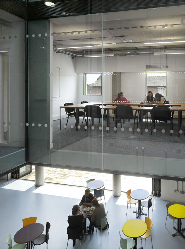 Modern training room with glass wall, ideal for meetings and workshops.