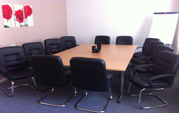 Briton Room in Ayton House: round table meeting space for collaboration and brainstorming.