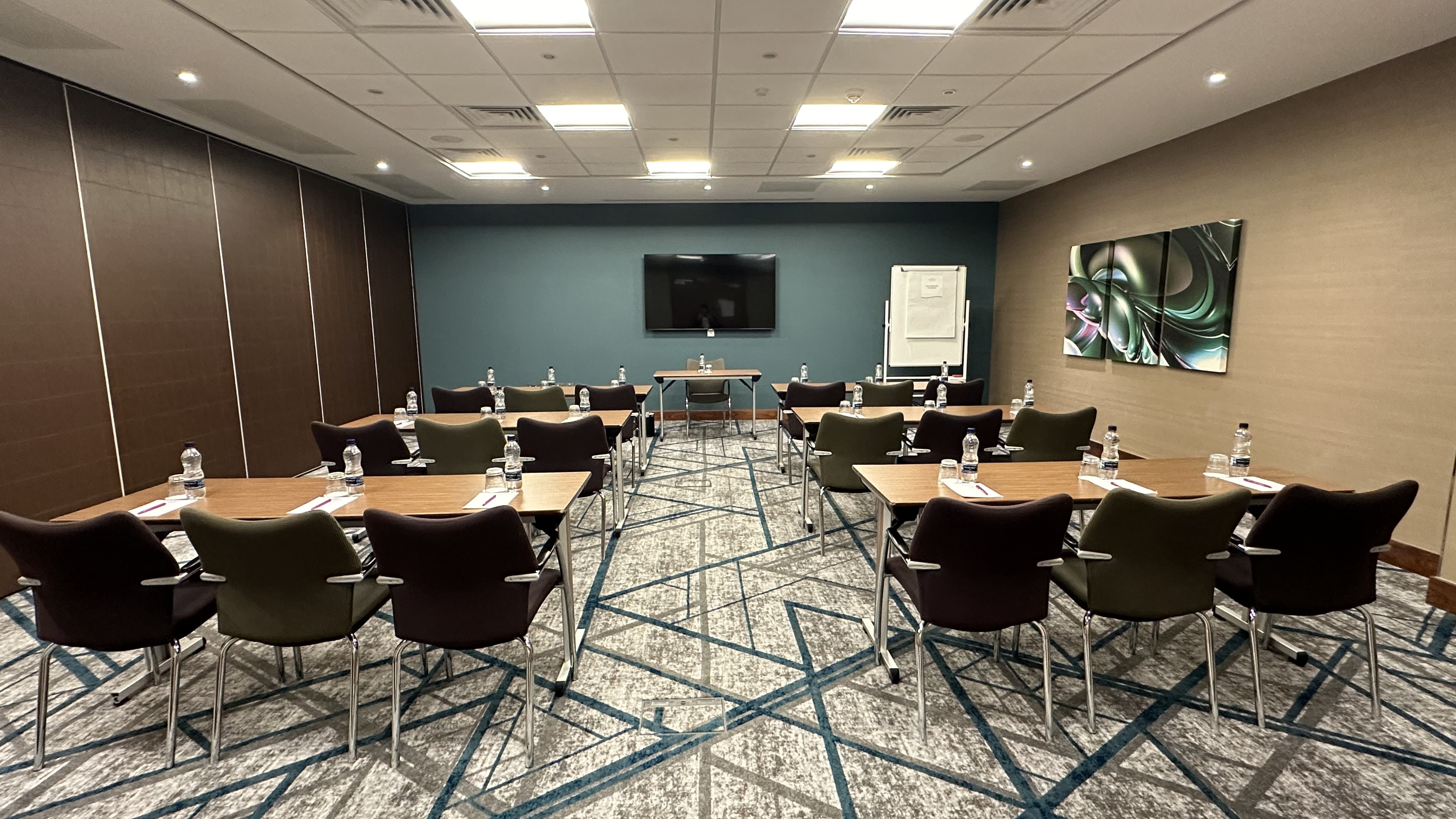 Marlow meeting room with U-shaped tables, ideal for professional events and workshops.