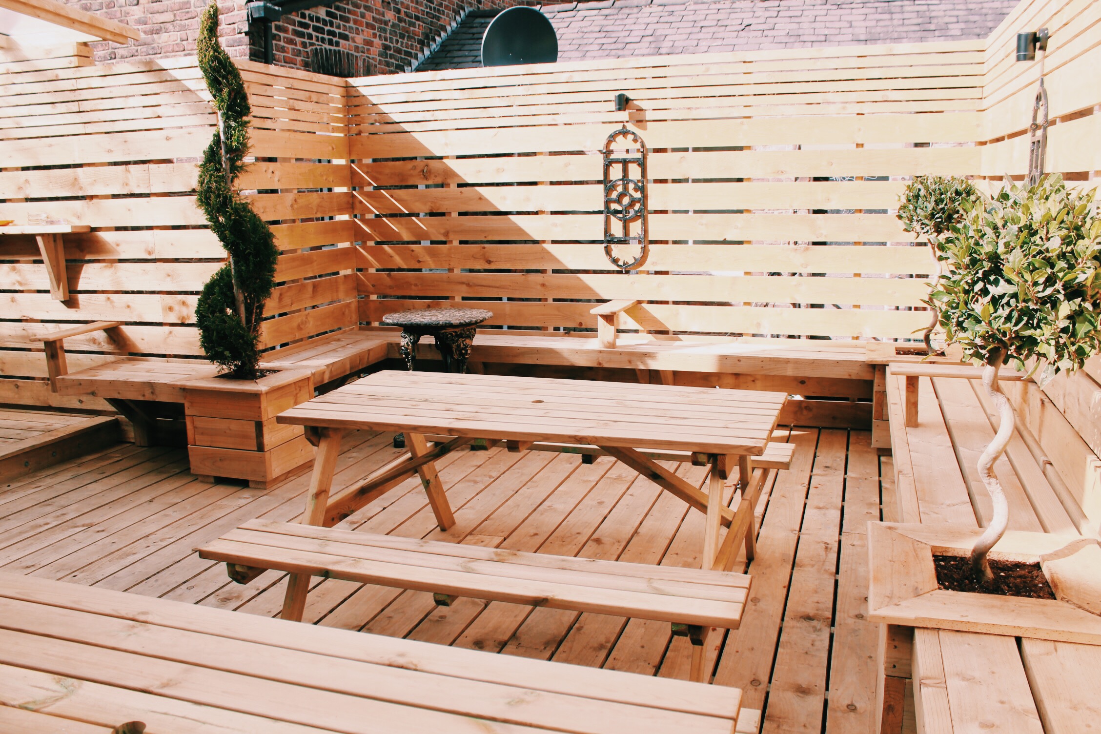 Roof terrace with wooden seating, ideal for casual meetings and team-building events.