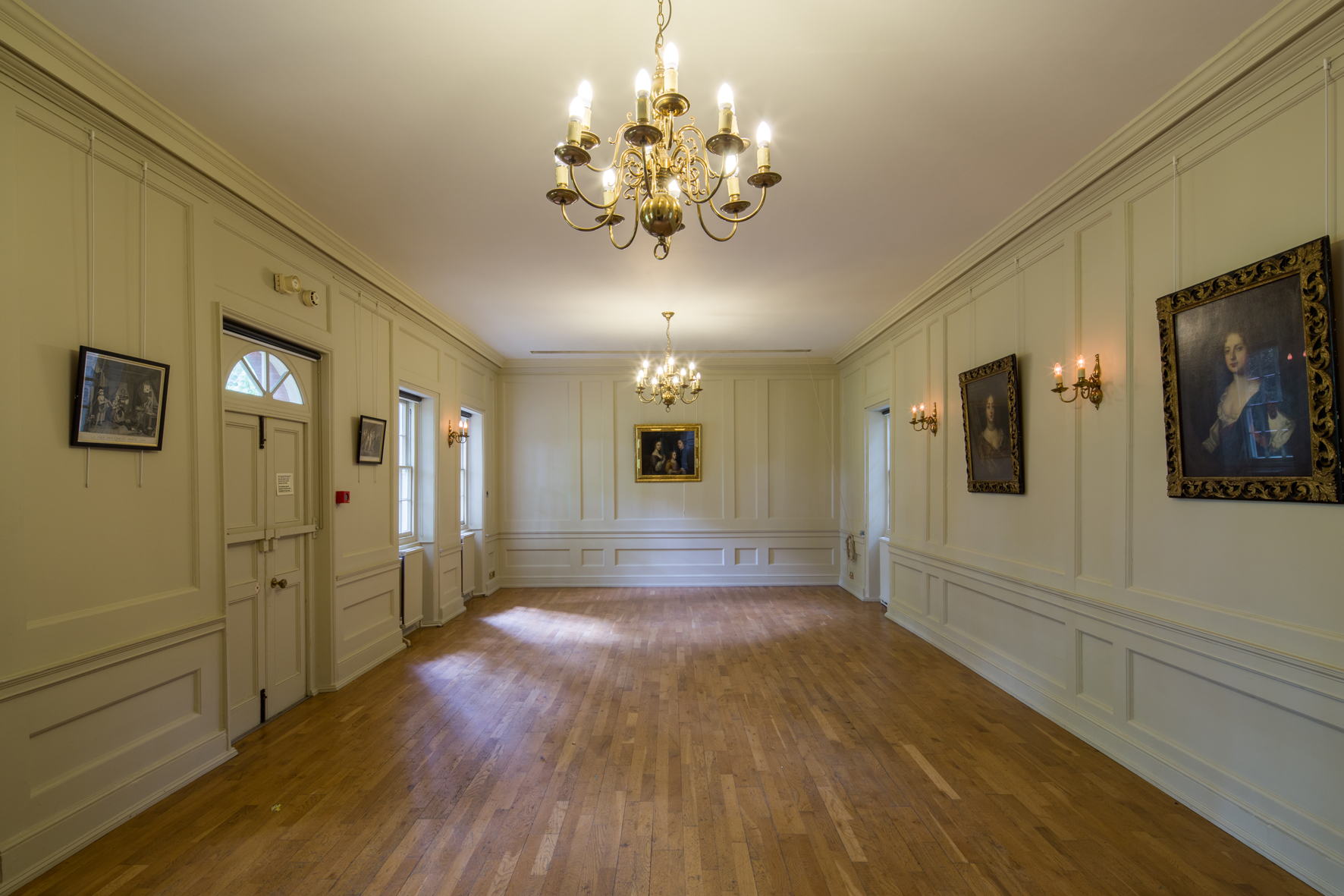 Elegant Georgian Room with chandeliers, ideal for meetings and events.