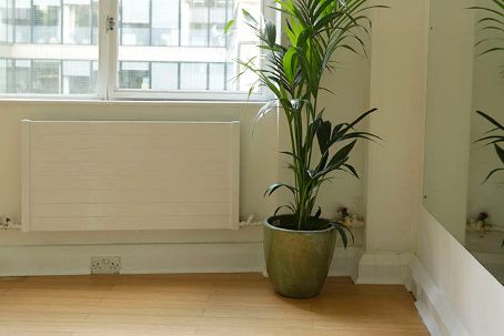 Bright minimalist rehearsal space with natural light, ideal for meetings and workshops.