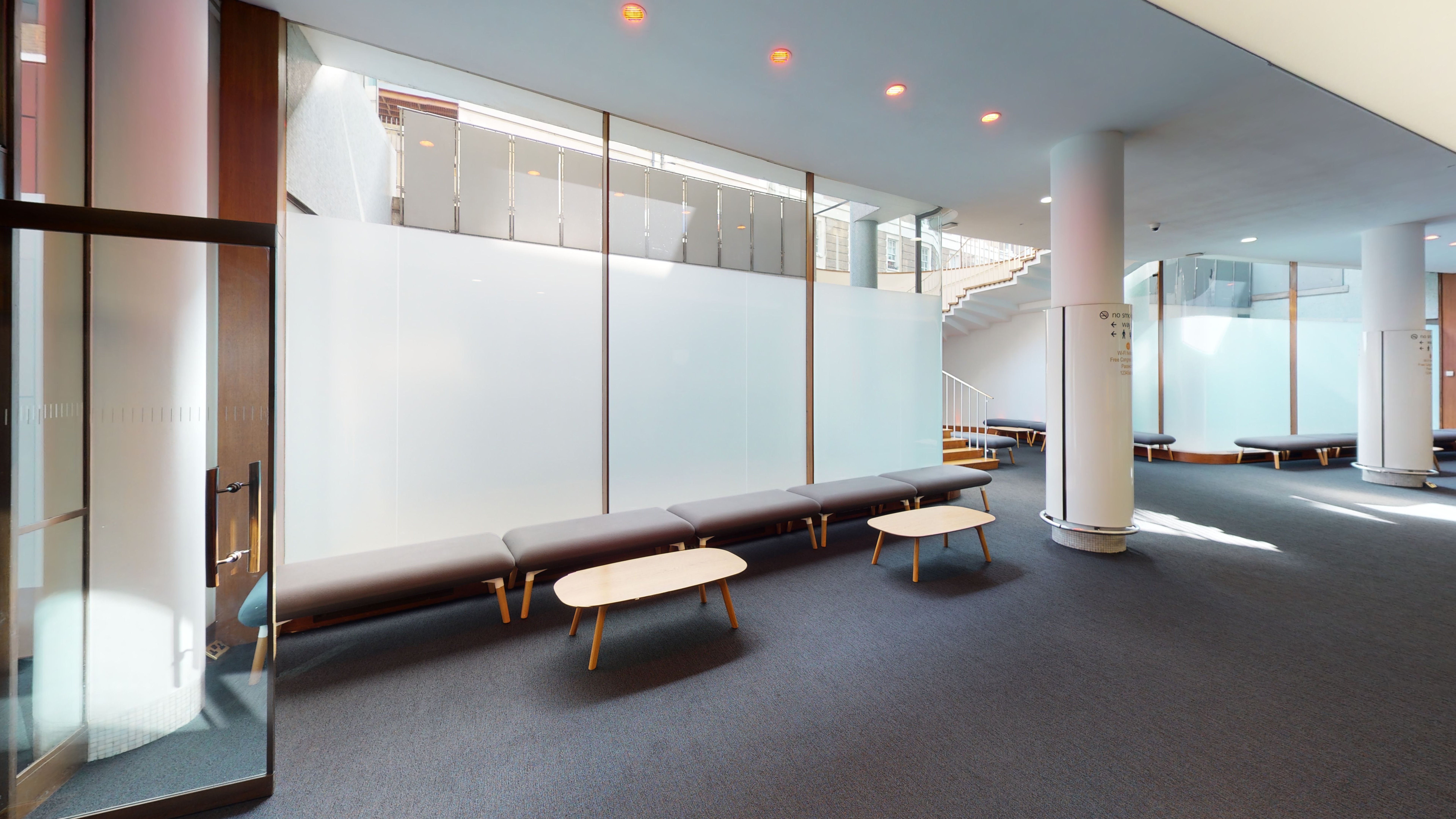 Modern foyer in Congress Centre with spacious lobby for networking and events.