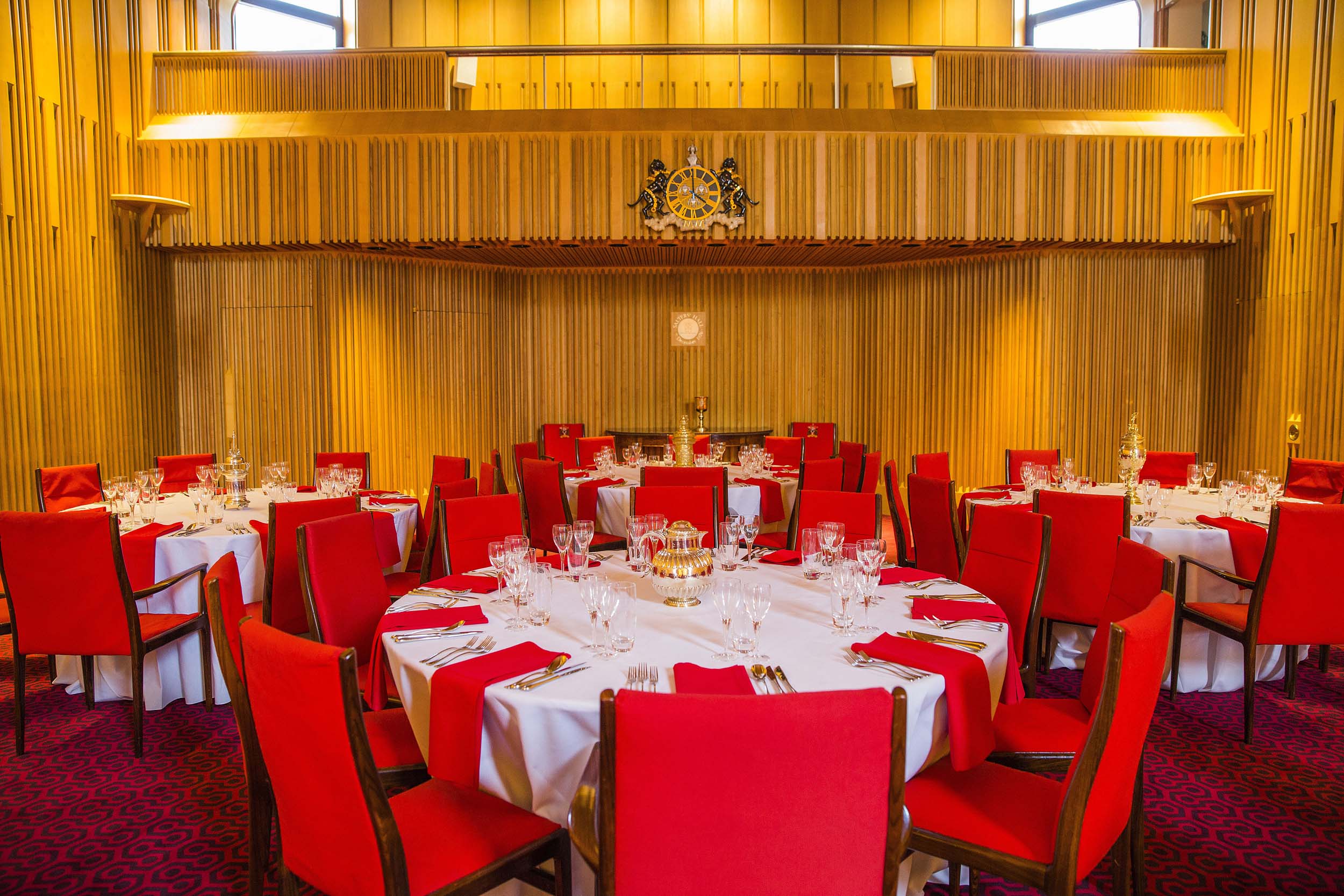 Elegant banquet hall with round tables, ideal for weddings and corporate events.