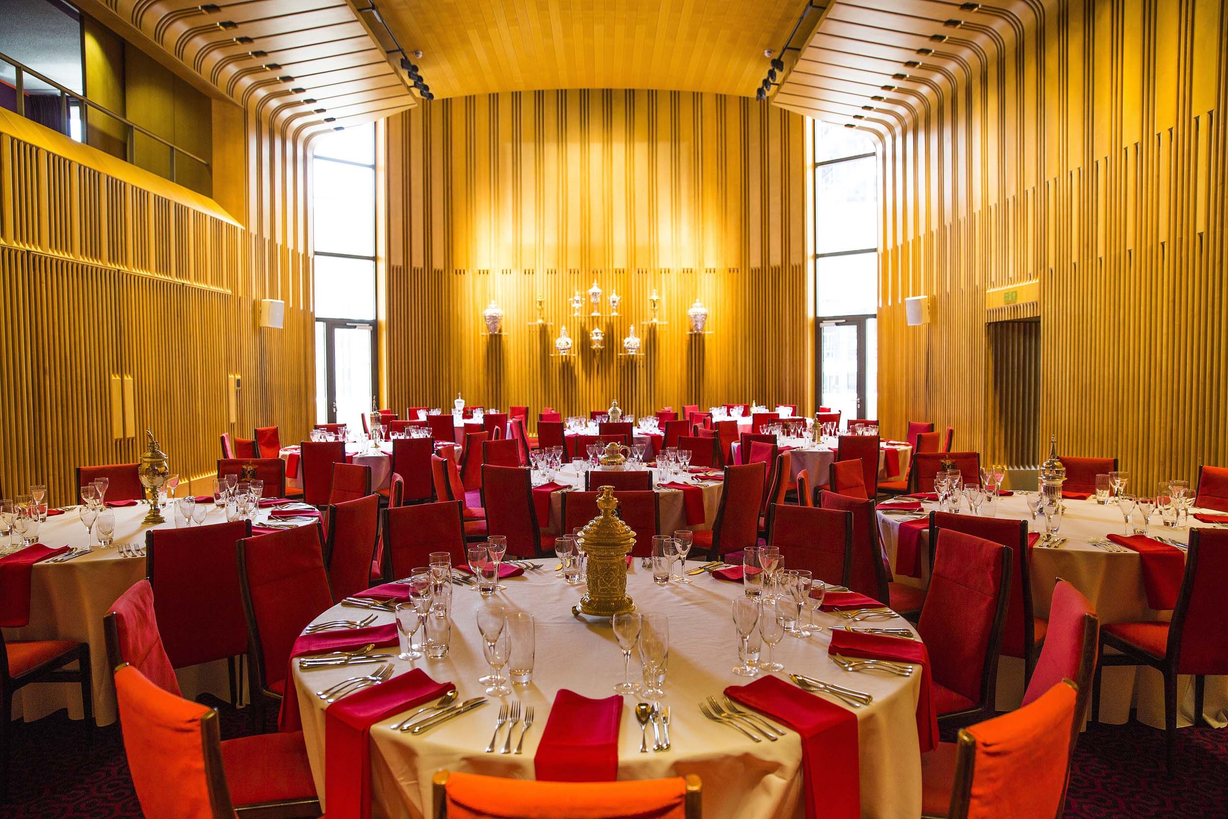 Elegant banquet hall with round tables, ideal for weddings and corporate events.