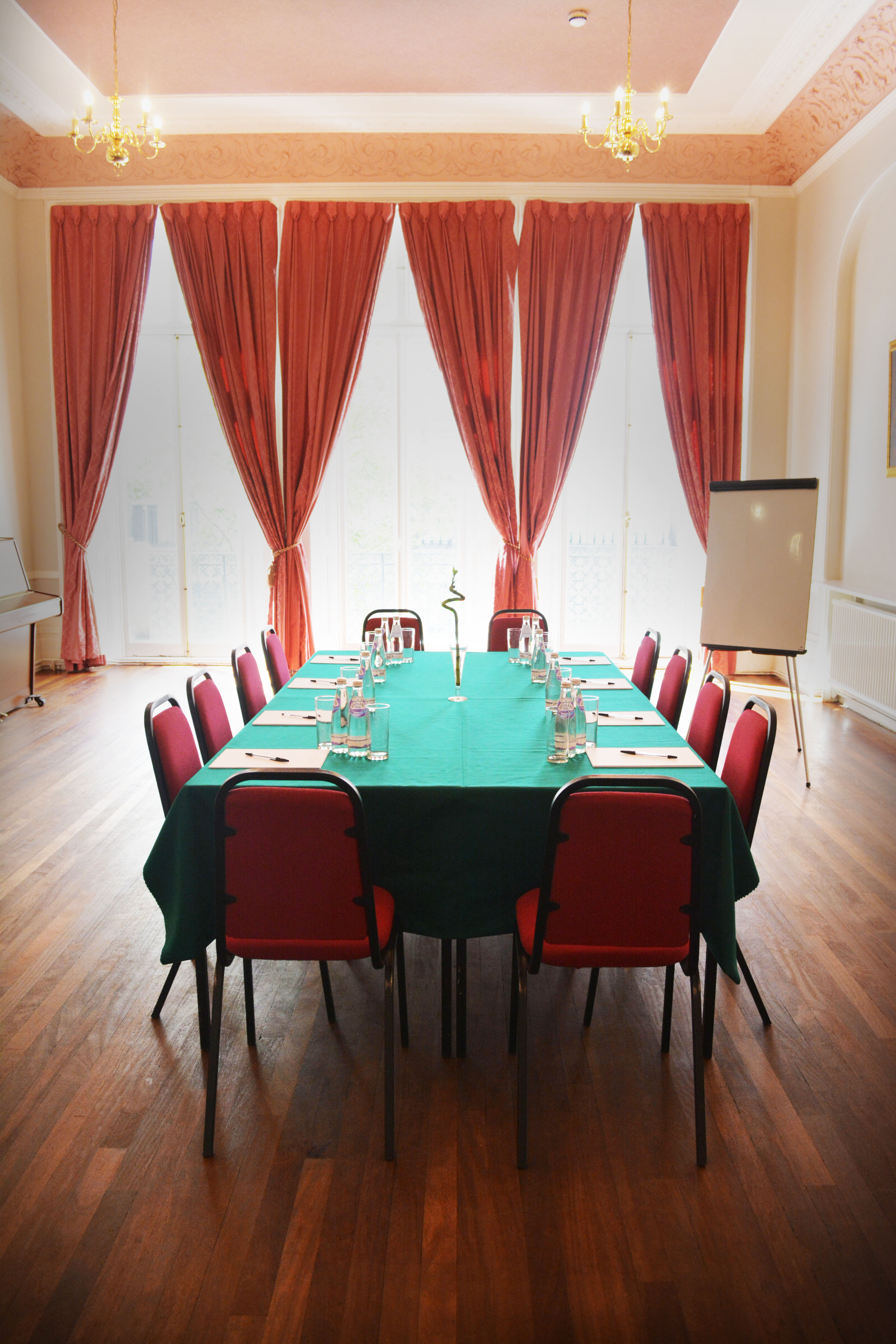 Queensborough Hall meeting room with elegant green tablecloth for professional gatherings.