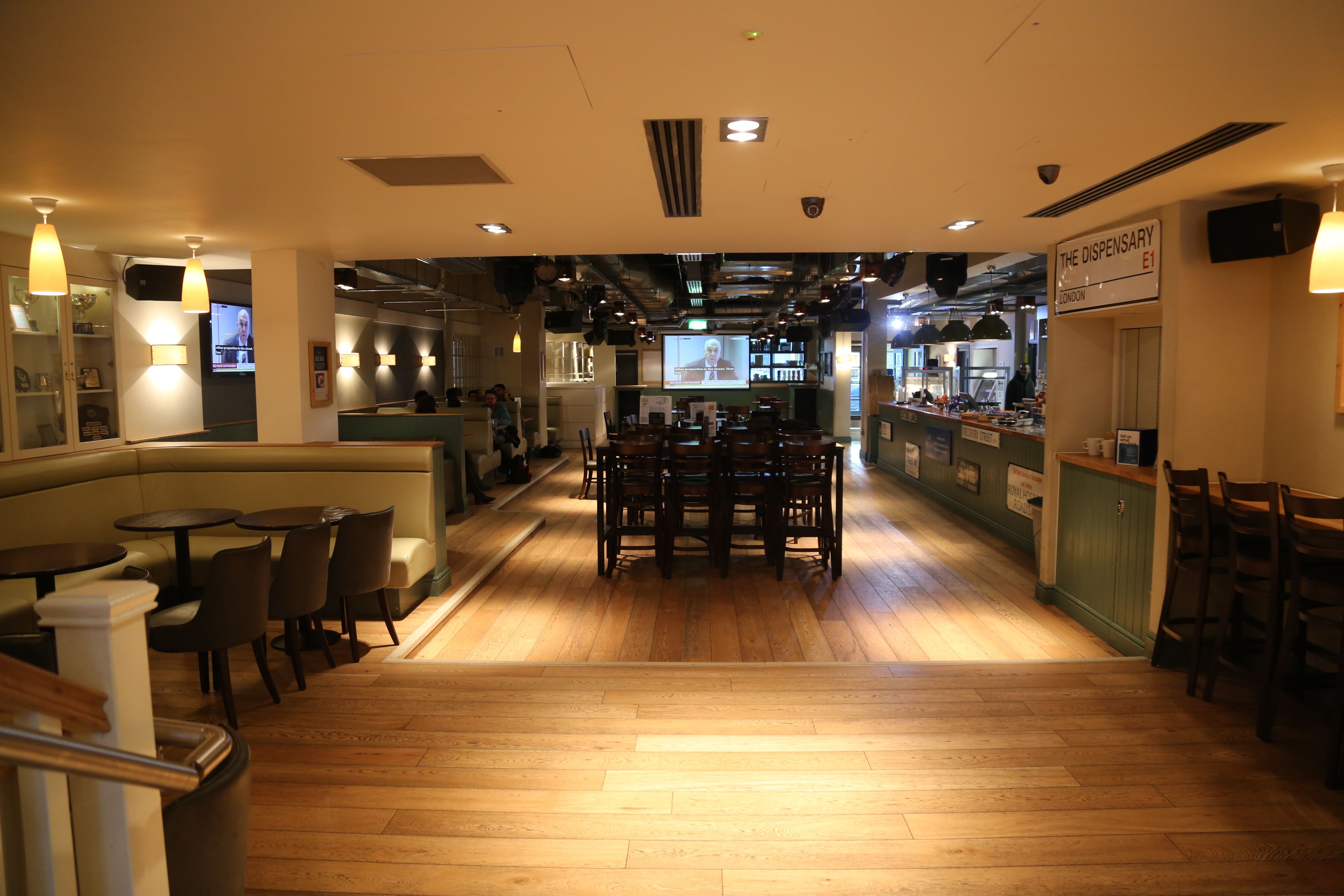 Main bar at Griff Inn: modern event space with wooden flooring for meetings and gatherings.