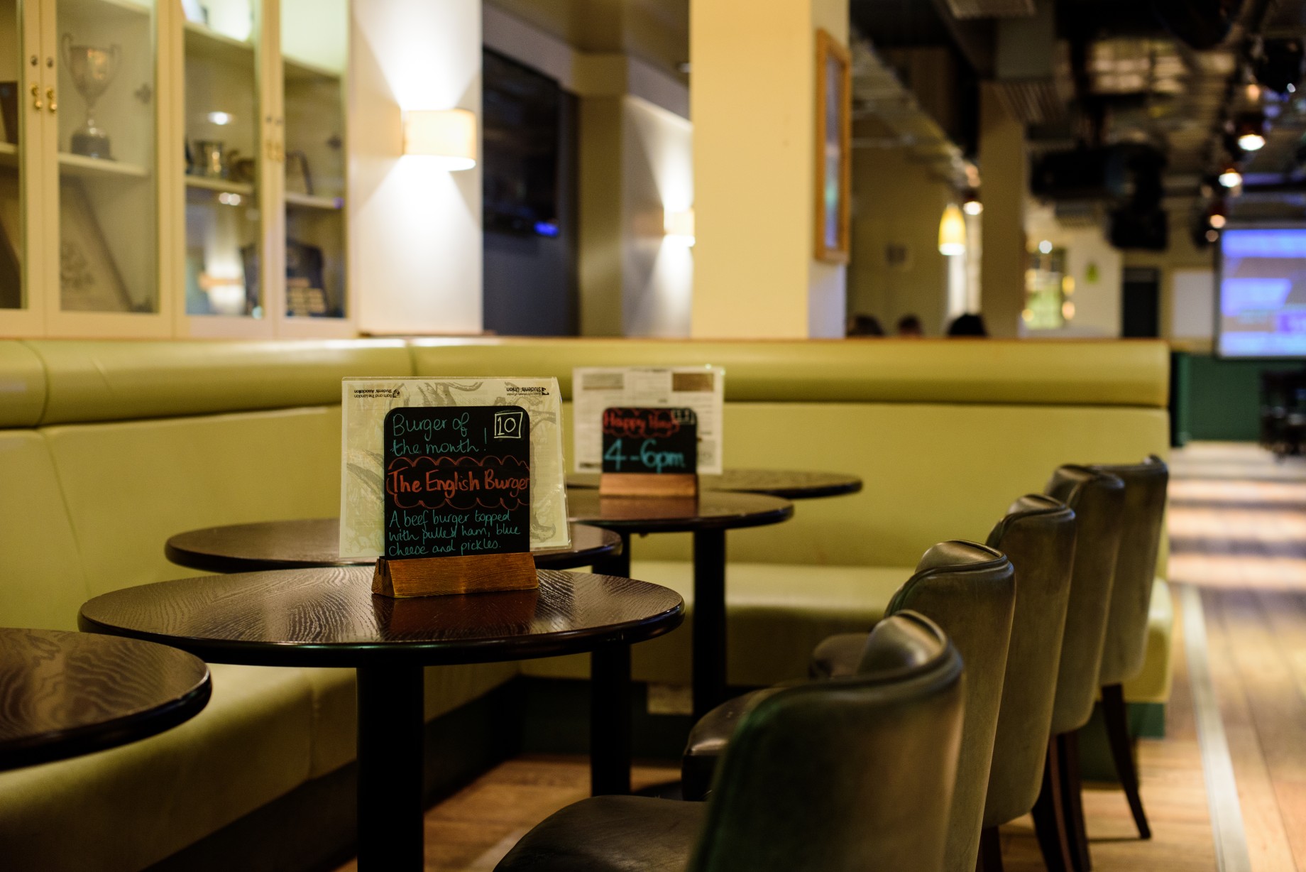 Cozy Main bar at Griff Inn, perfect for casual gatherings and small meetings.