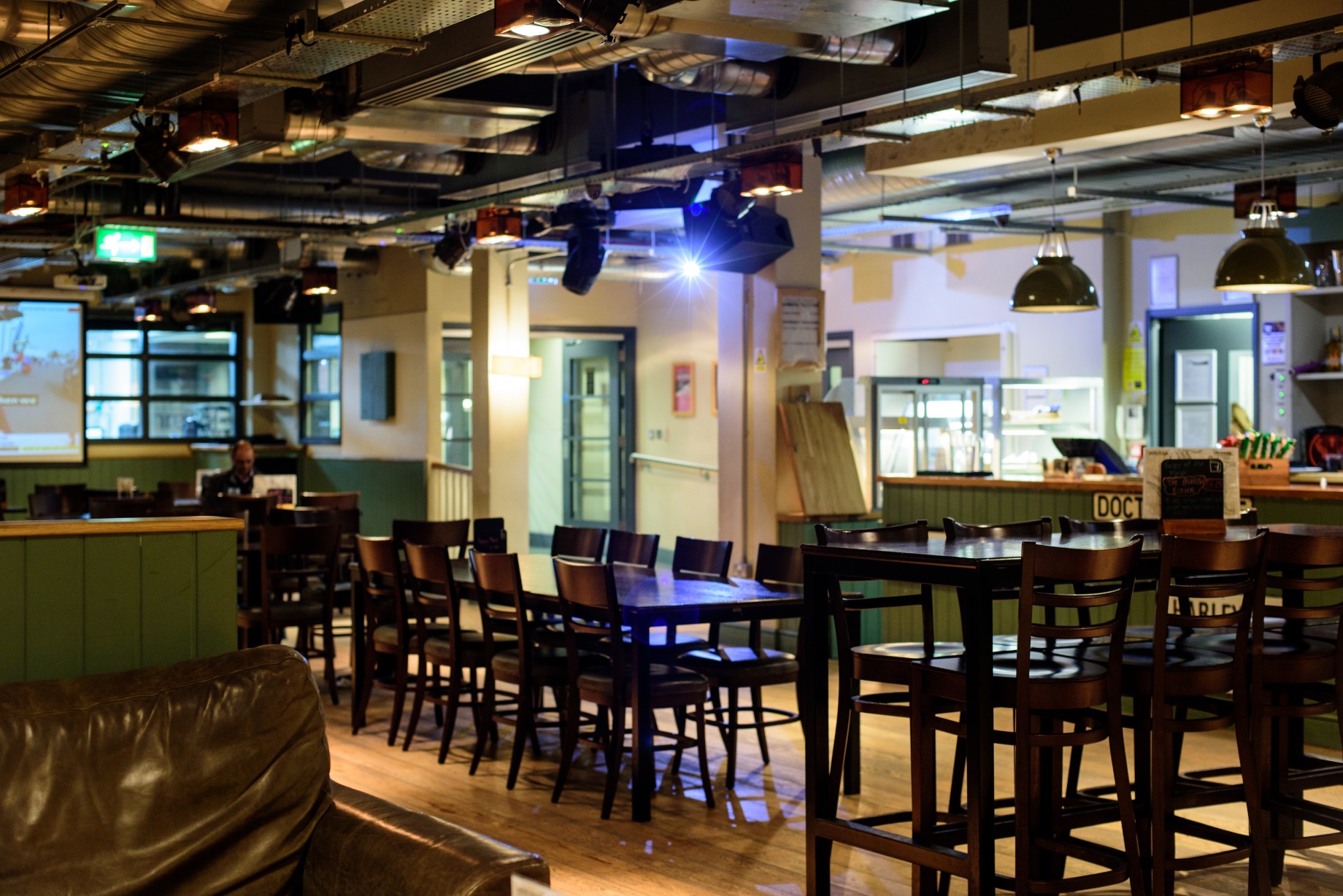 Main bar - zdd4dmmvwgw.jpg