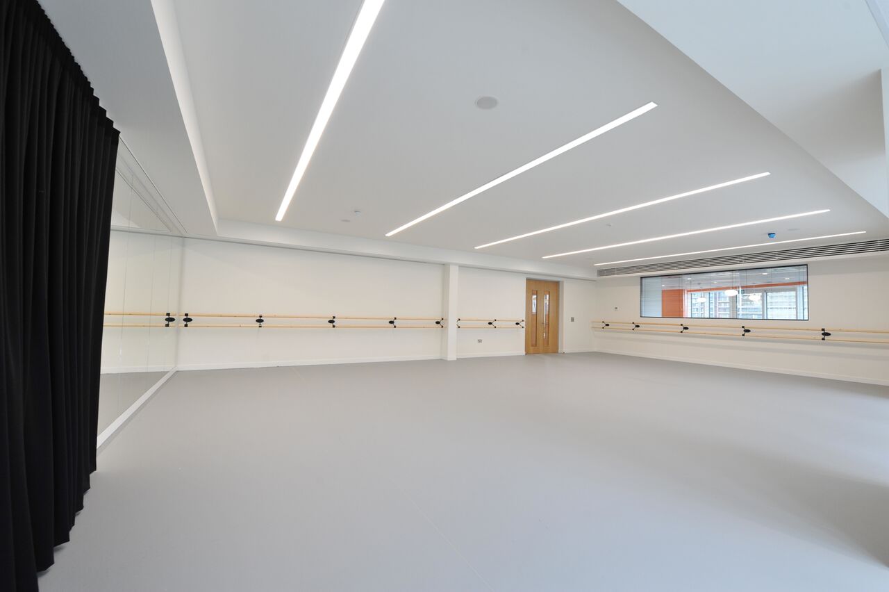 Espinosa Studio: versatile event space with mirrored wall, ideal for workshops and meetings.