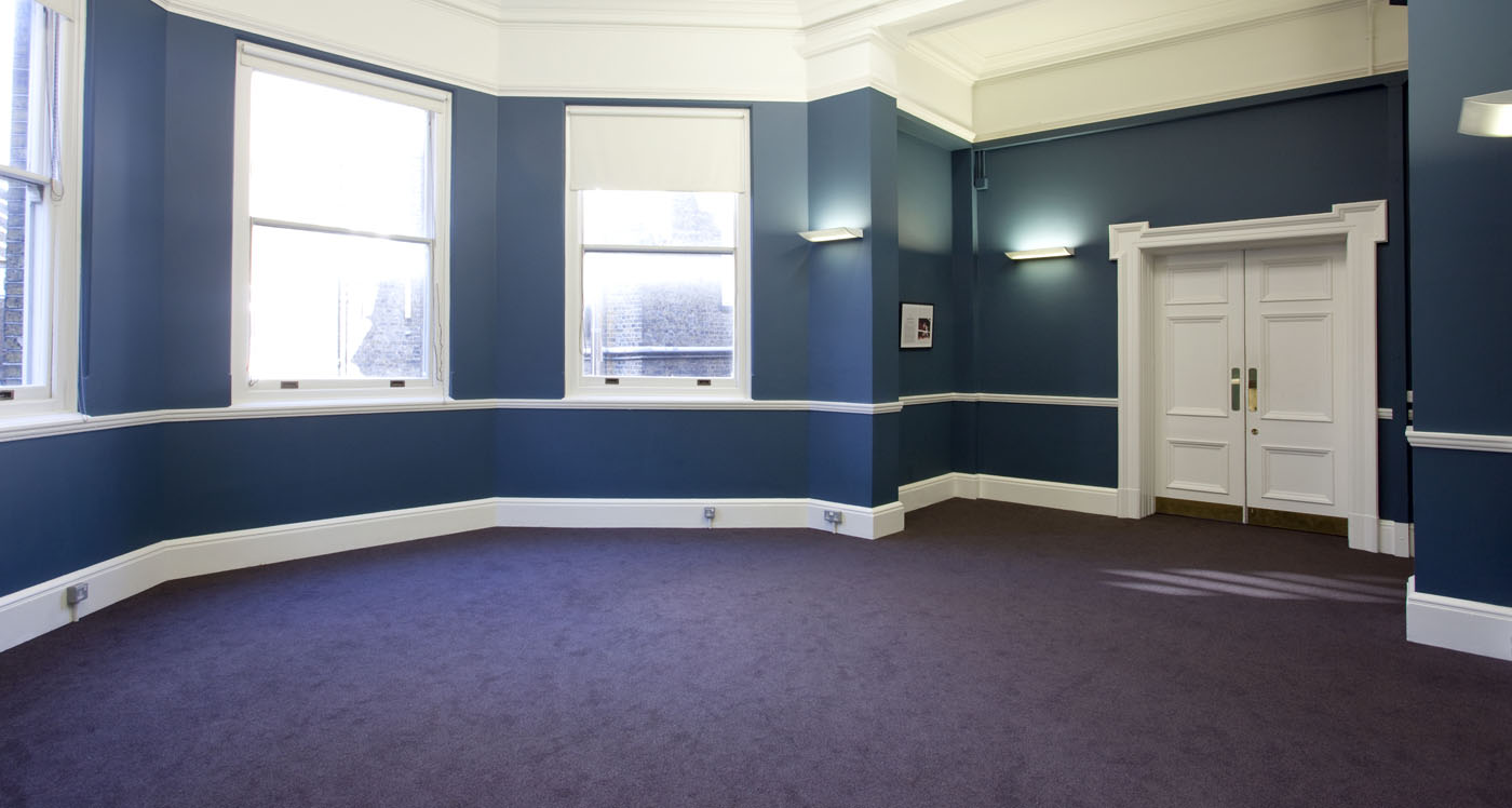 Medium Committee Room at Shoreditch Town Hall, spacious with blue walls for meetings and workshops.