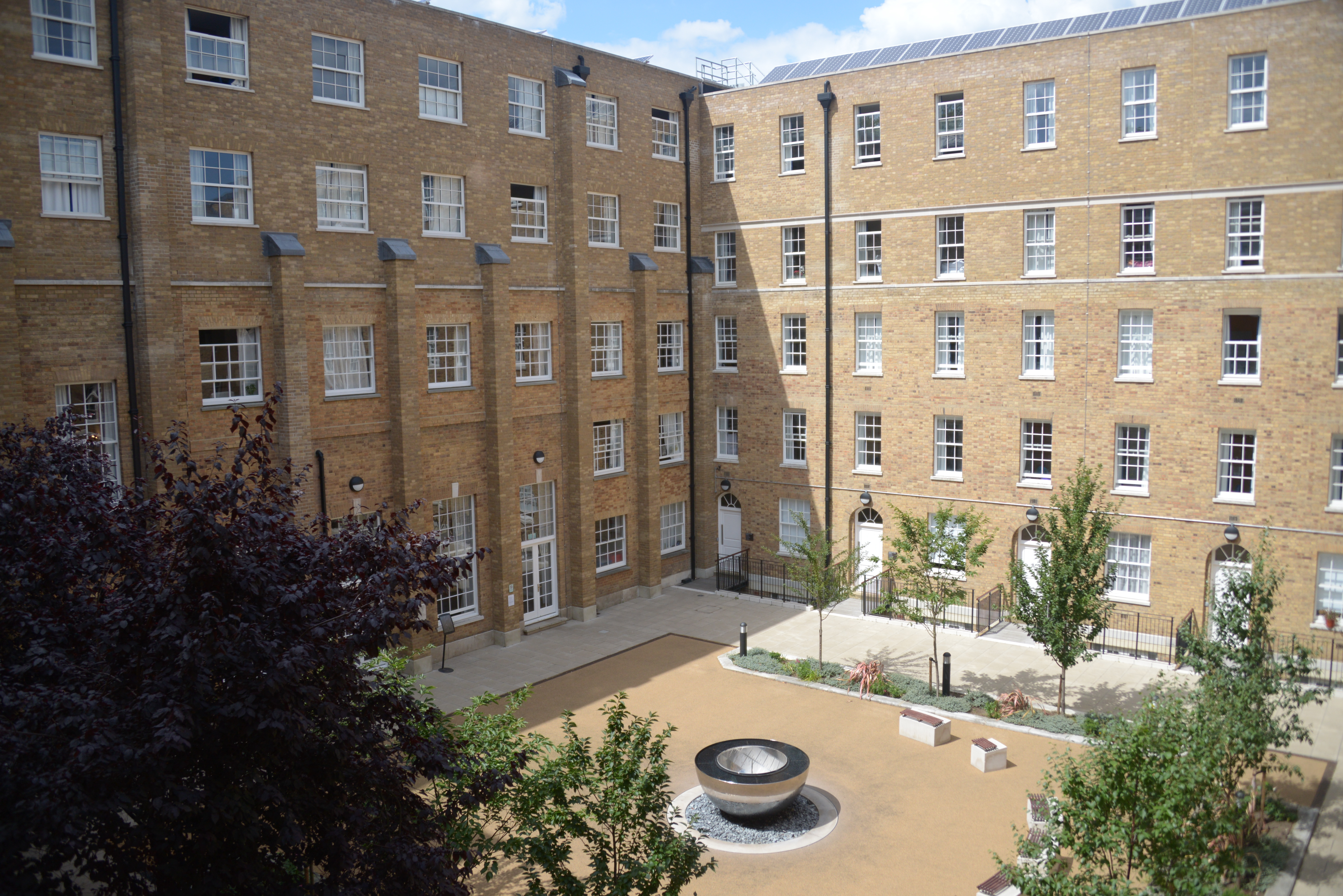 William Goodenough Large Common Room courtyard with greenery, ideal for networking events.