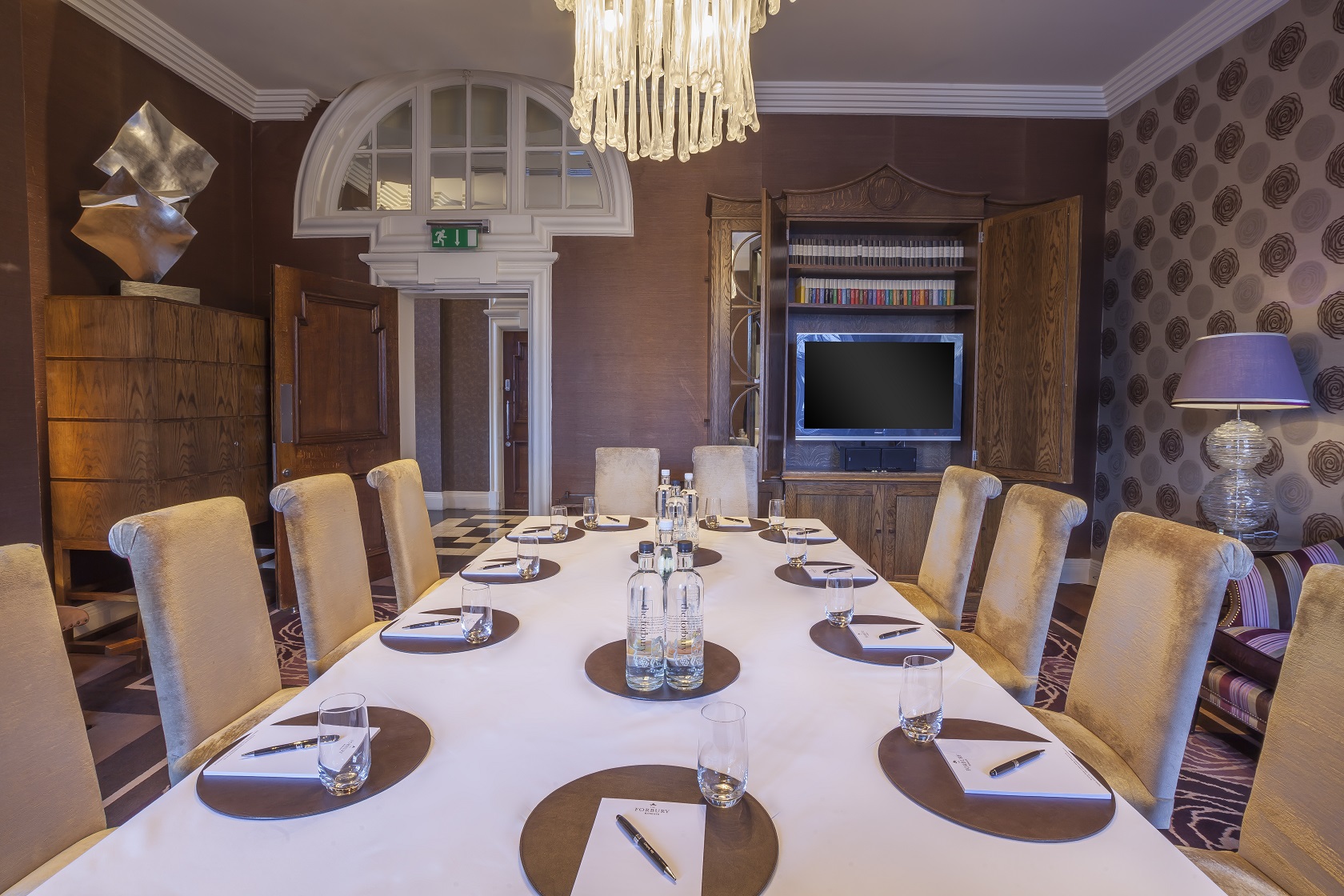Elegant meeting room at The Roseate, Reading, ideal for corporate events and presentations.