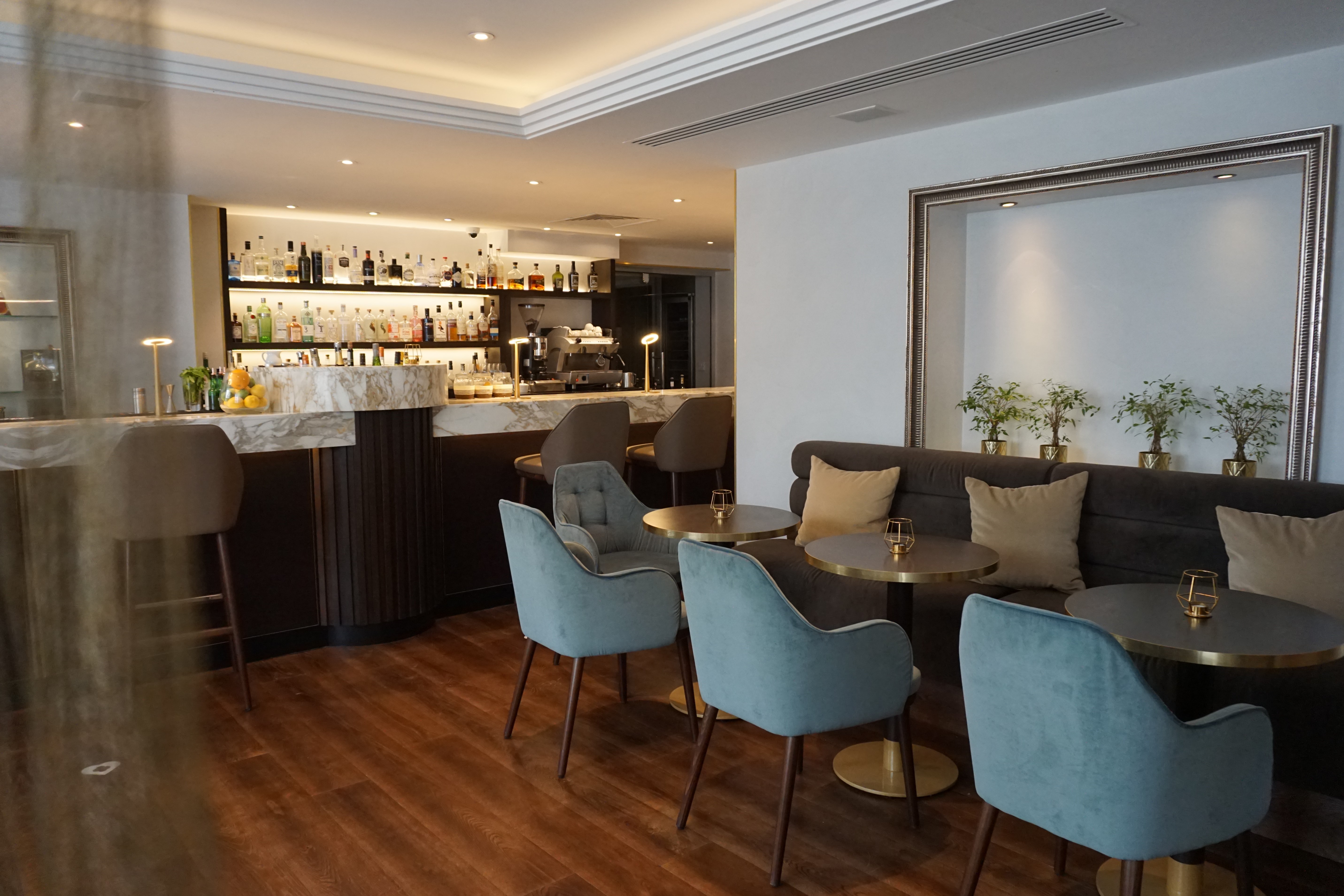 Stylish lounge in The Roseate, Reading, ideal for networking events and intimate meetings.