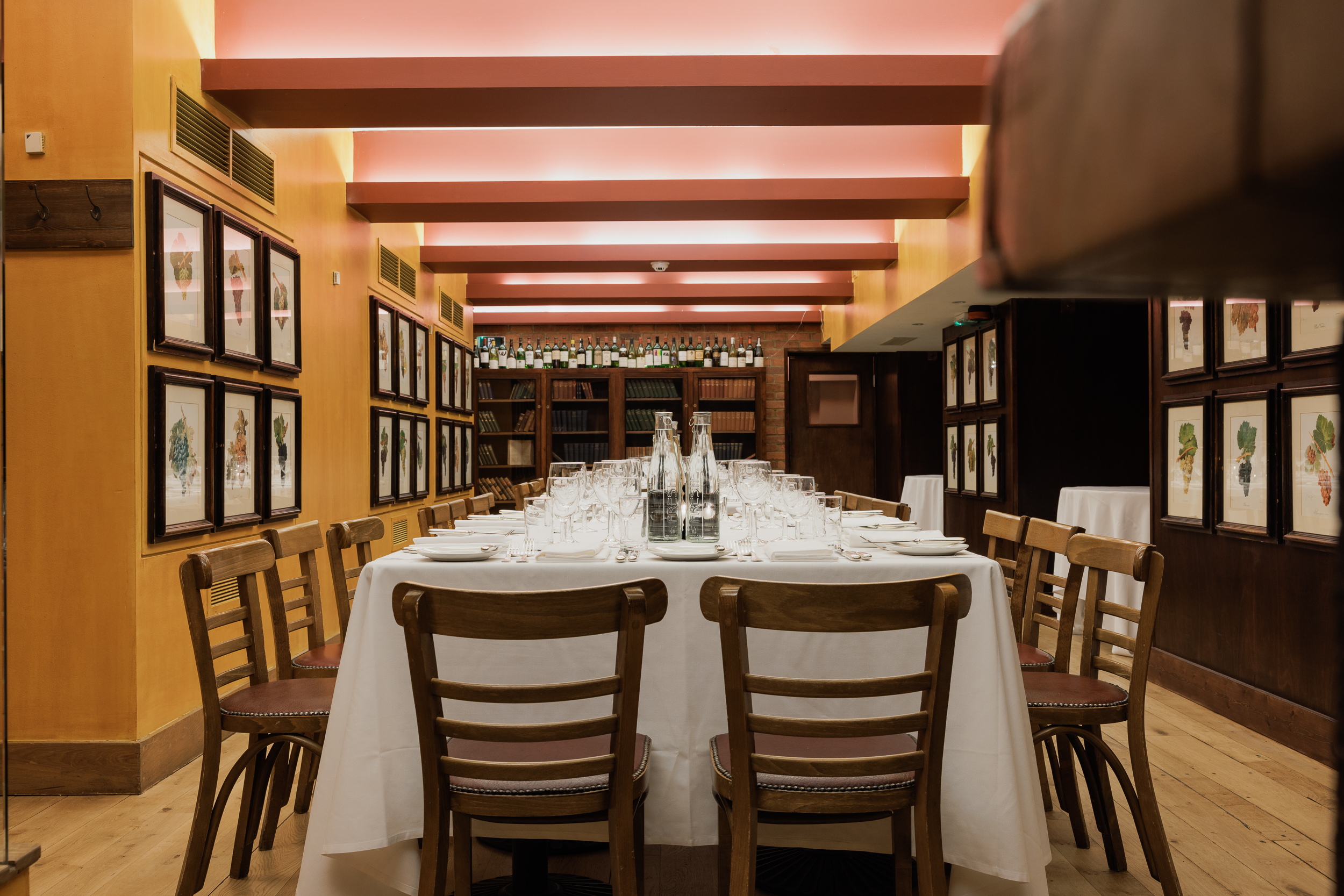 Elegant dining room with long table, perfect for corporate dinners and intimate gatherings.