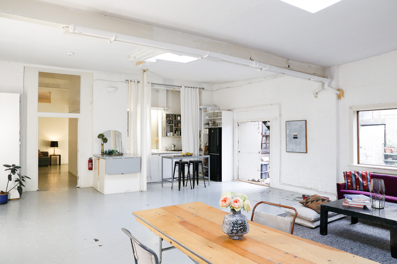 Bright event space with natural light, perfect for workshops and meetings.