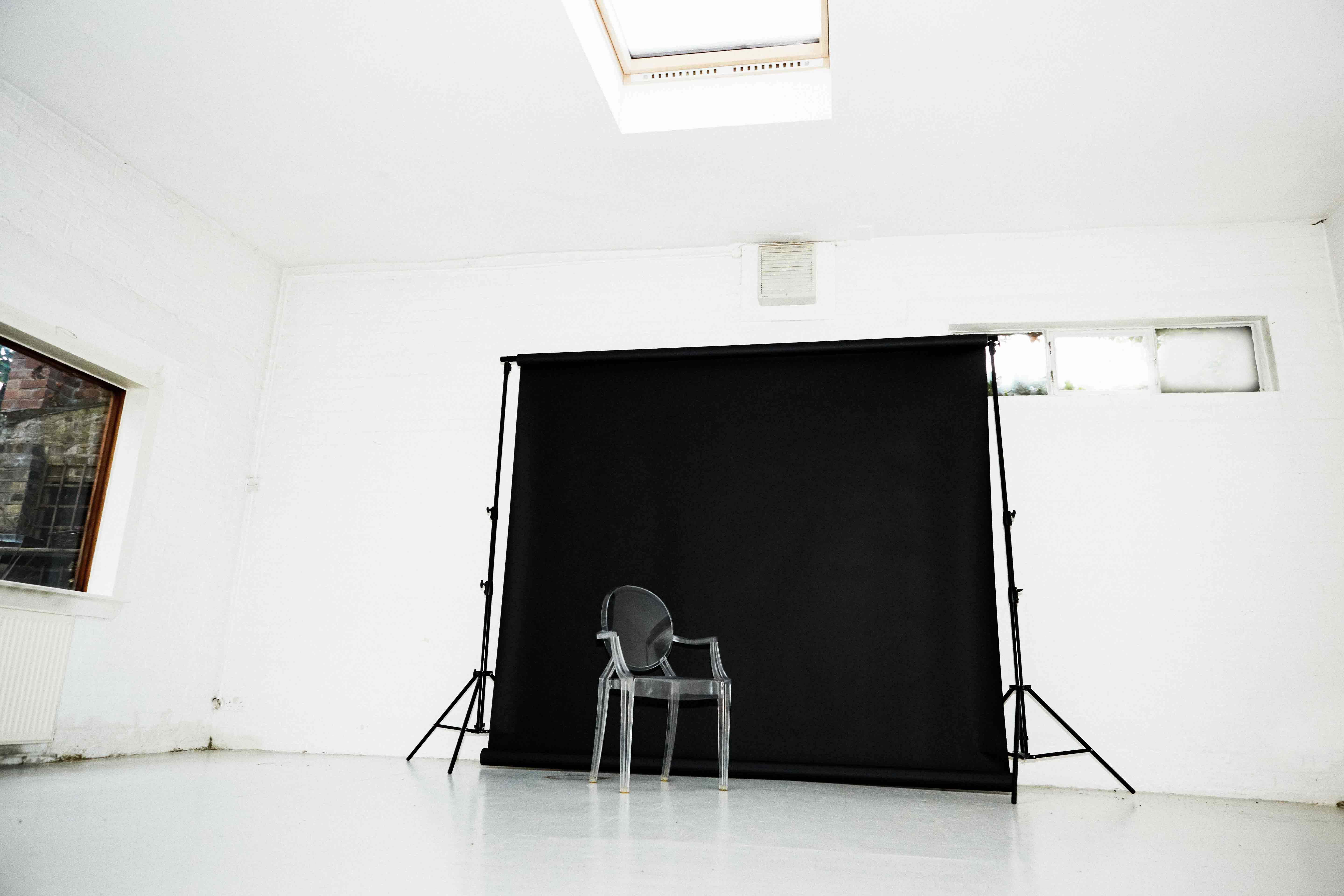 Minimalist event space in BLANK100, ideal for meetings or workshops, with white walls.