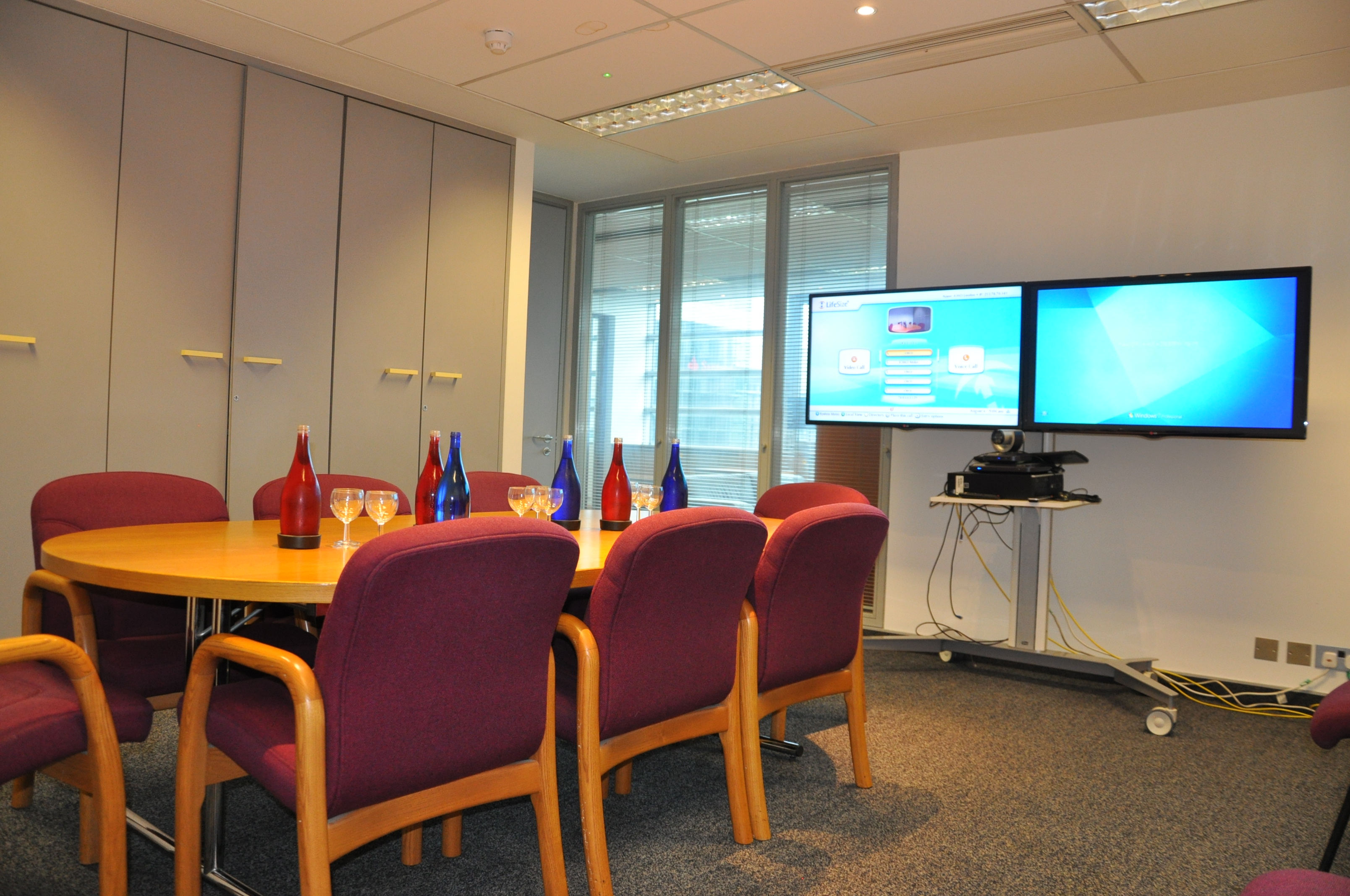 4th Floor Vanadium Room meeting space with round table, ideal for conferences and presentations.