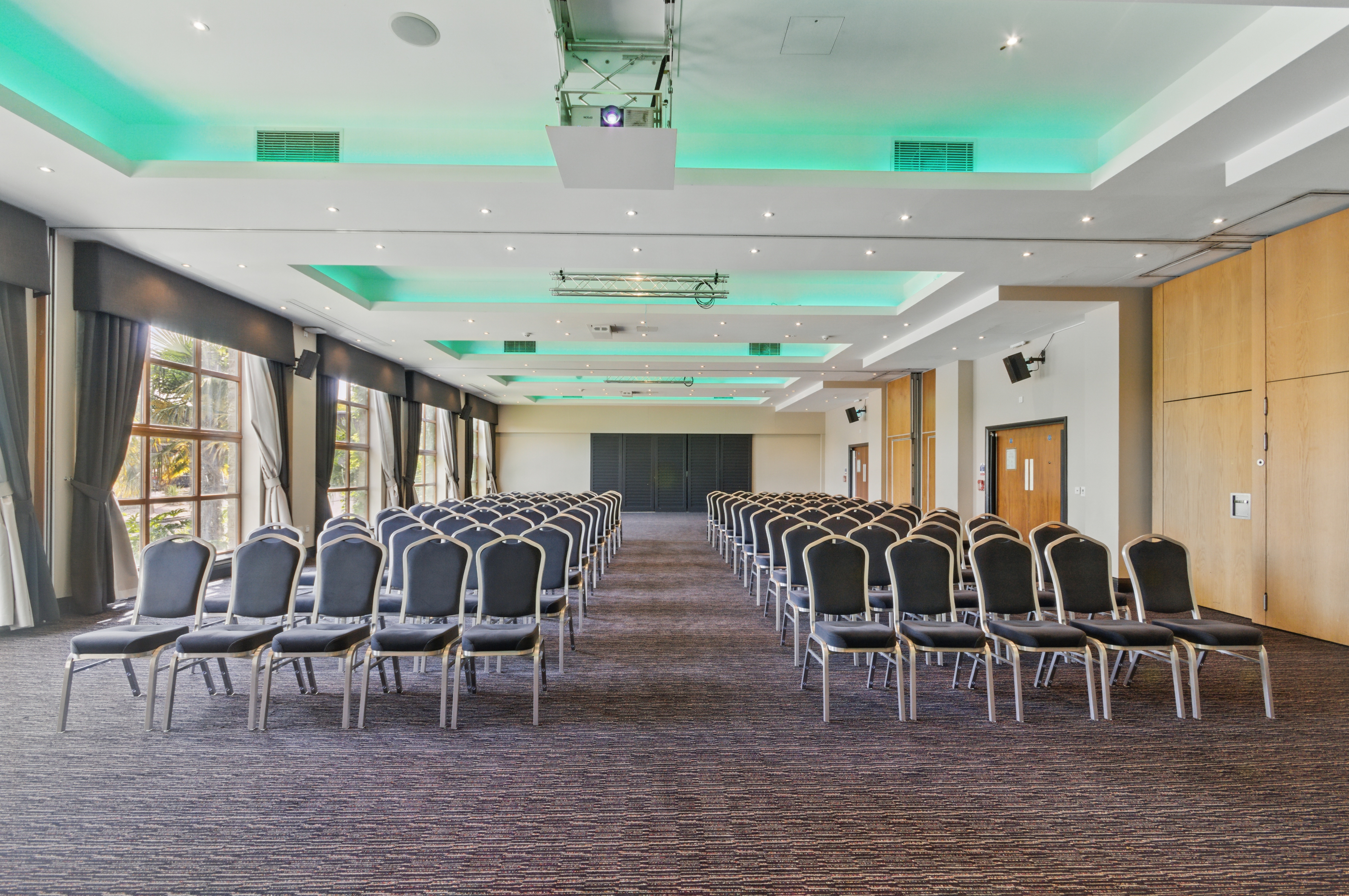 Serengeti Suite at Chessington: modern event space with projector for workshops and meetings.