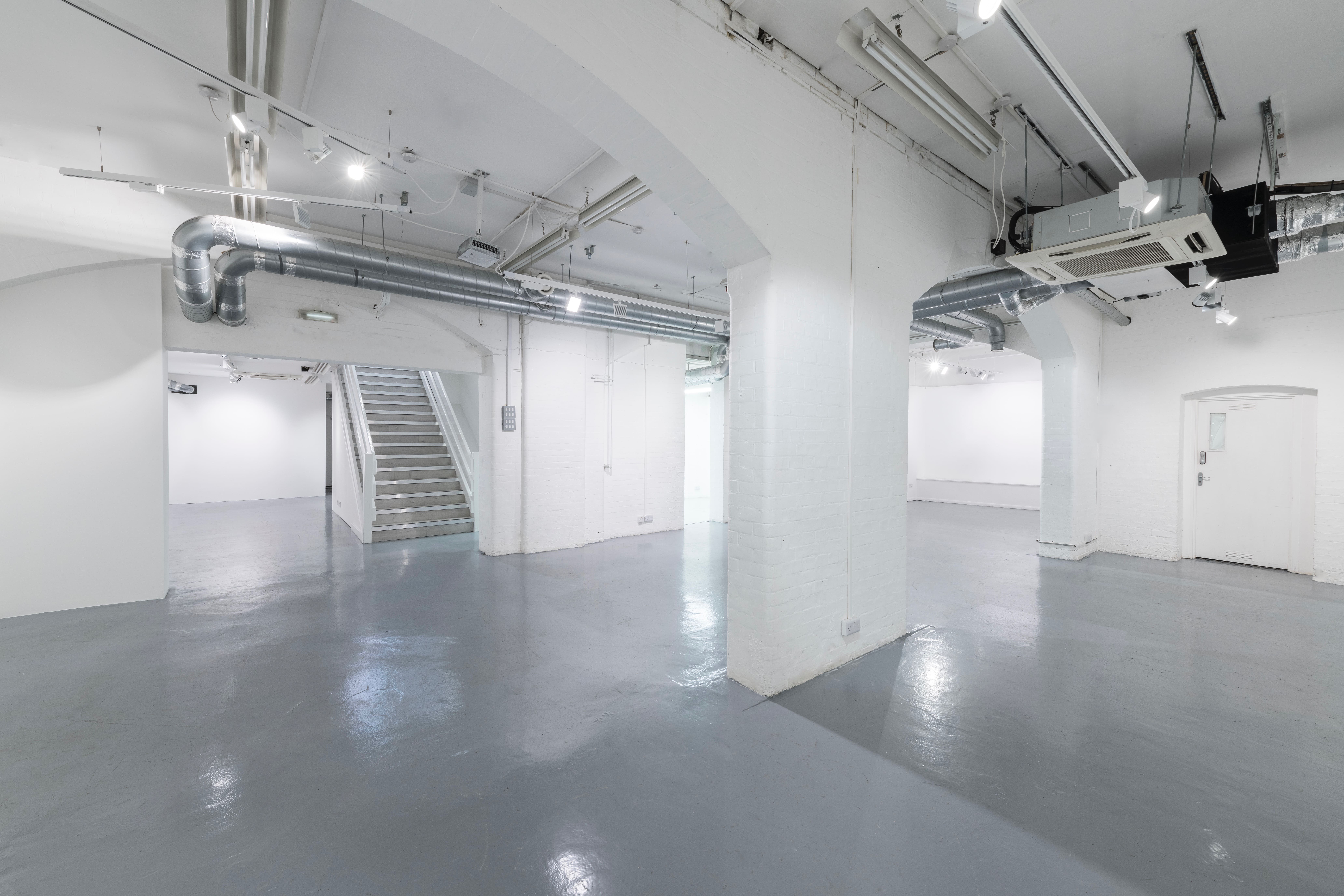 Spacious minimalist event venue in Noho Studios, perfect for corporate meetings and art exhibitions.
