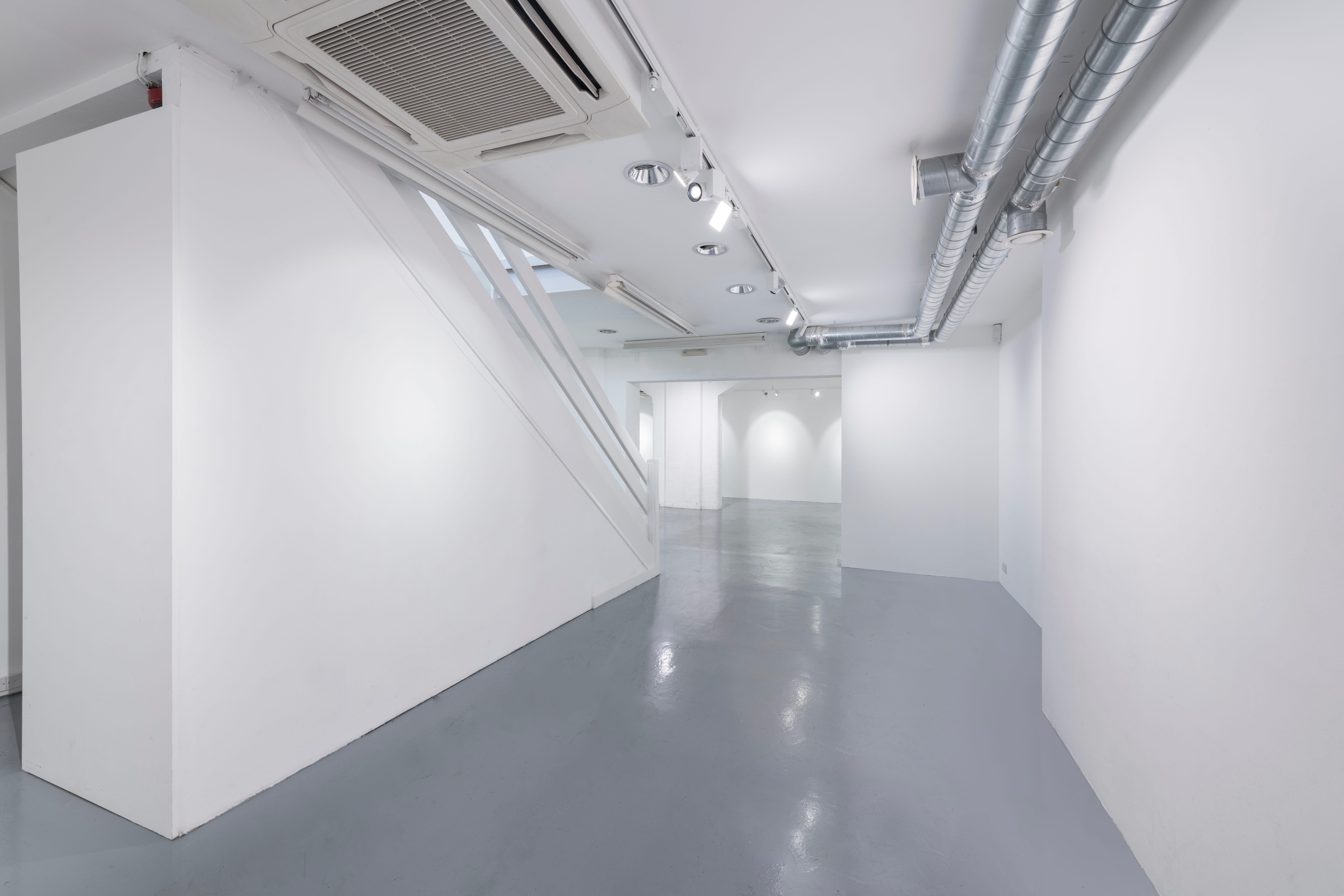 Versatile minimalist event space in Noho Studios, perfect for exhibitions and corporate meetings.