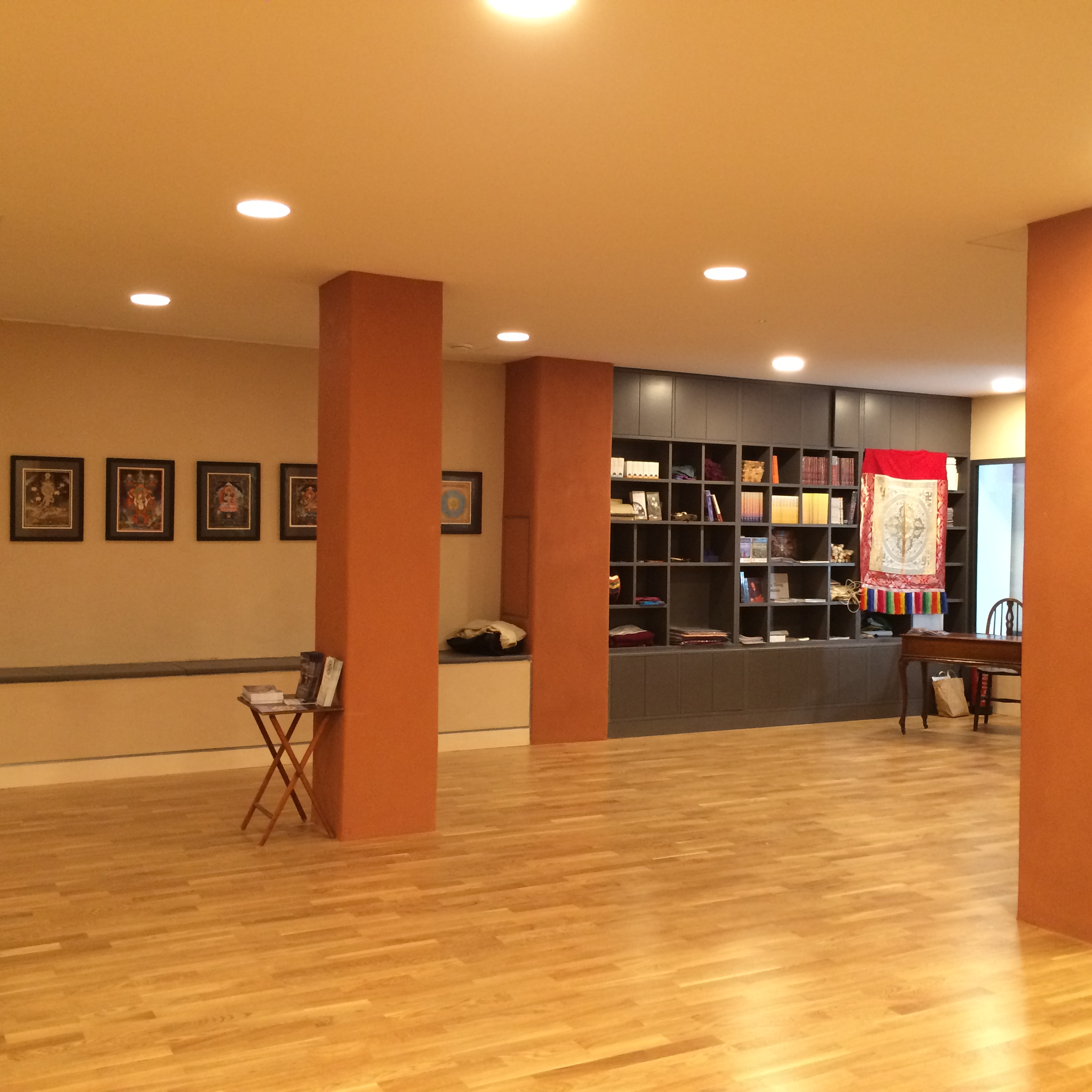 Main Room at Lekdanling Centre: warm-lit event space for workshops and meetings.