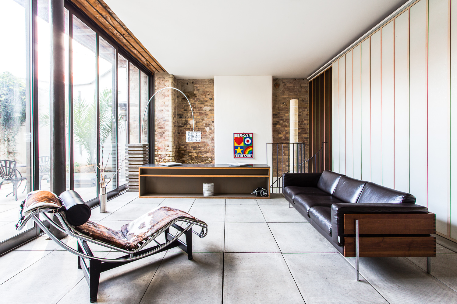 Modern minimalist meeting space in Dingley, Sizona with natural light for brainstorming sessions.