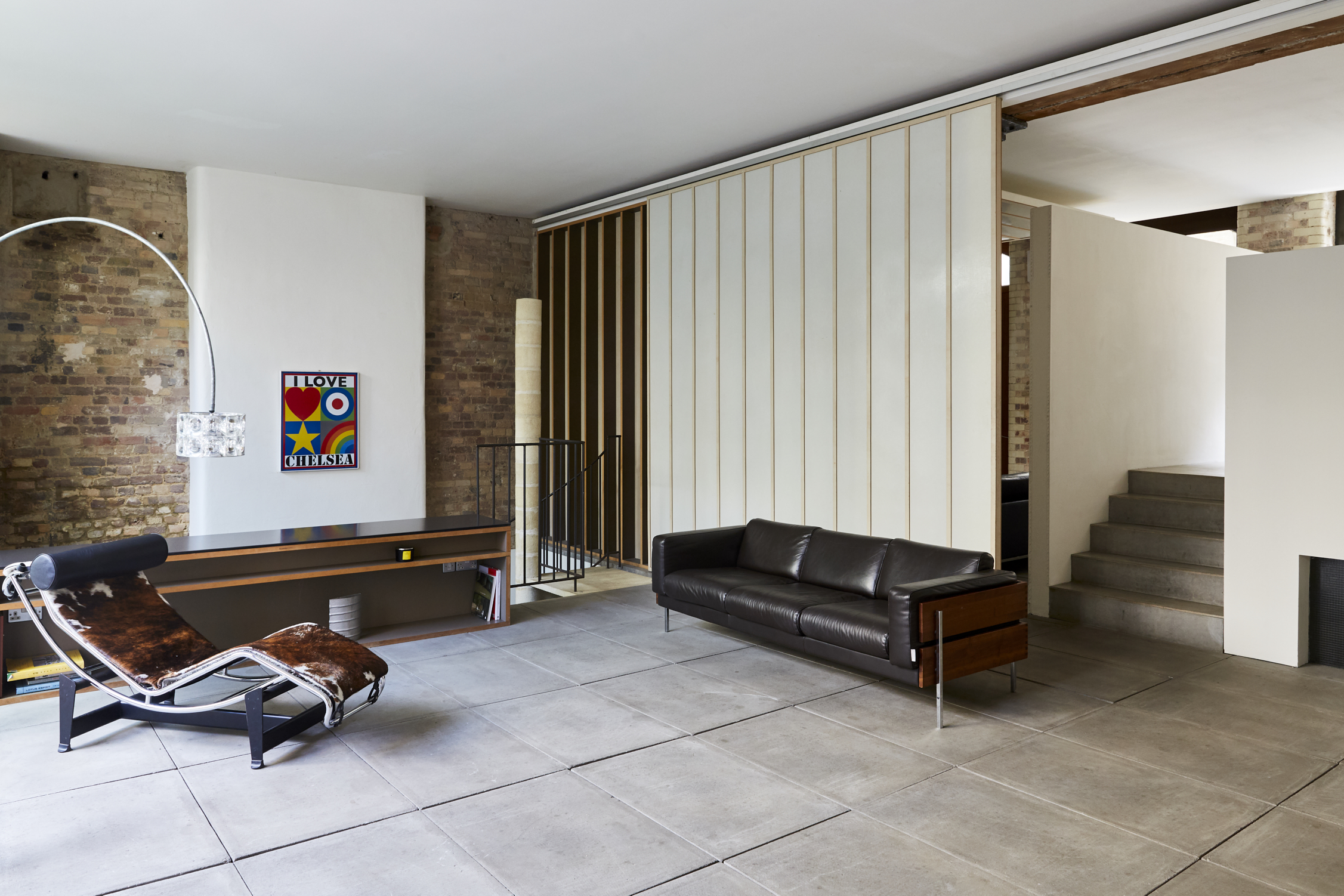 Modern minimalist meeting space in Dingley, Sizona for creative brainstorming sessions.