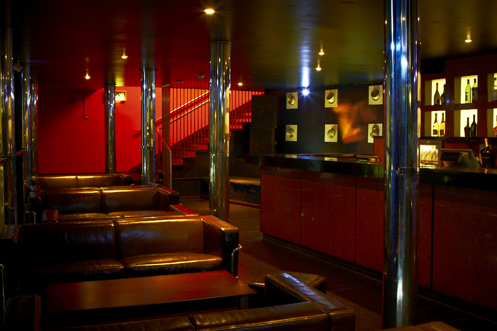 Modern venue in Scala with sleek bar, ideal for cocktail receptions and corporate meetings.