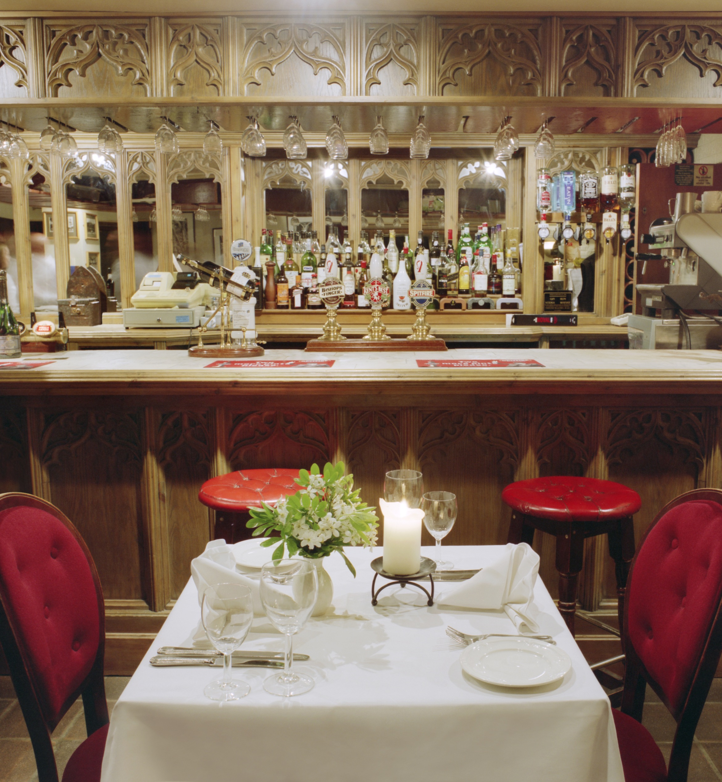 Charming bar in Le Gothique with wooden counter, ideal for intimate gatherings and cocktails.