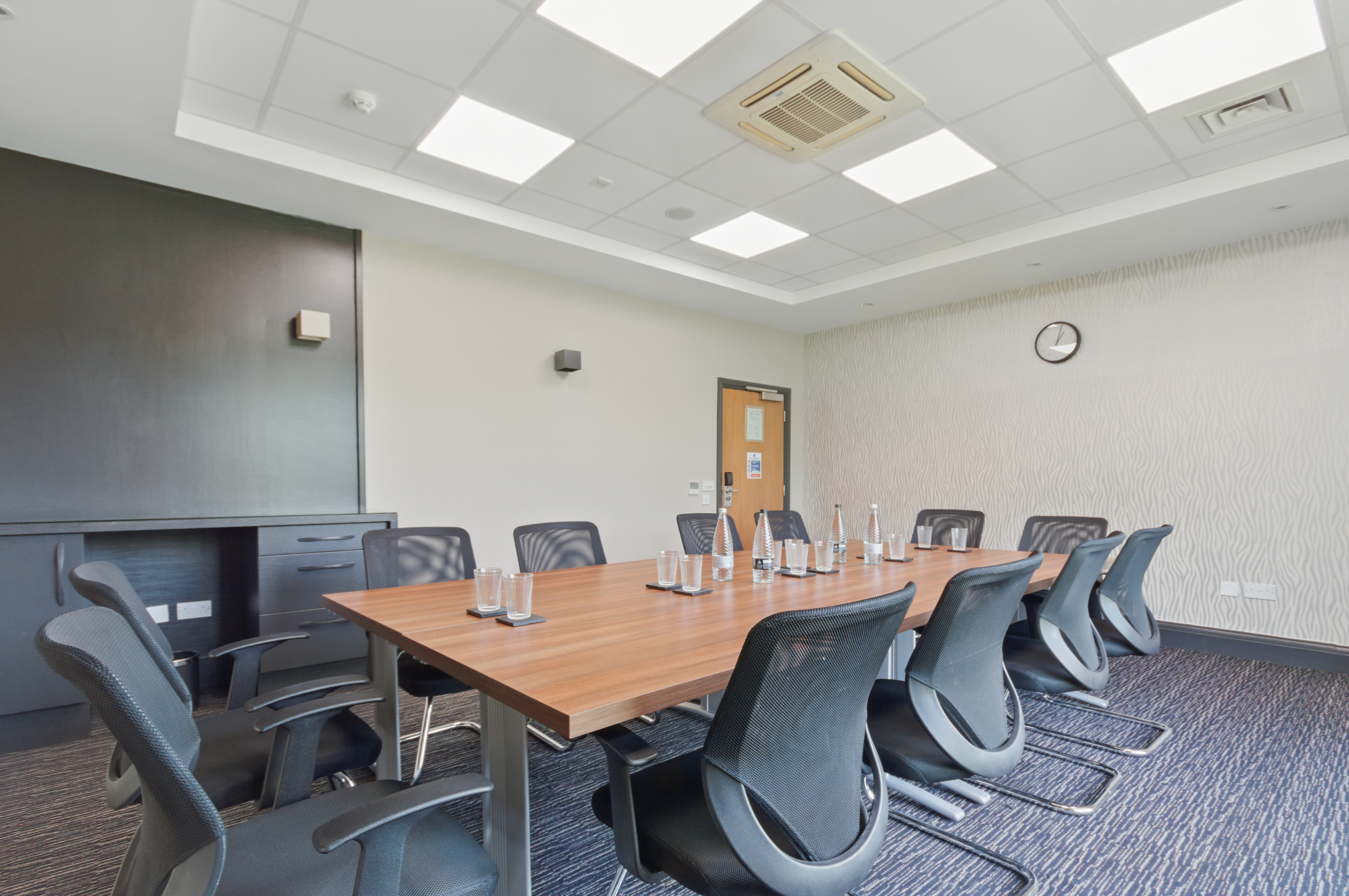 Modern meeting room with large table, ideal for corporate events and workshops.