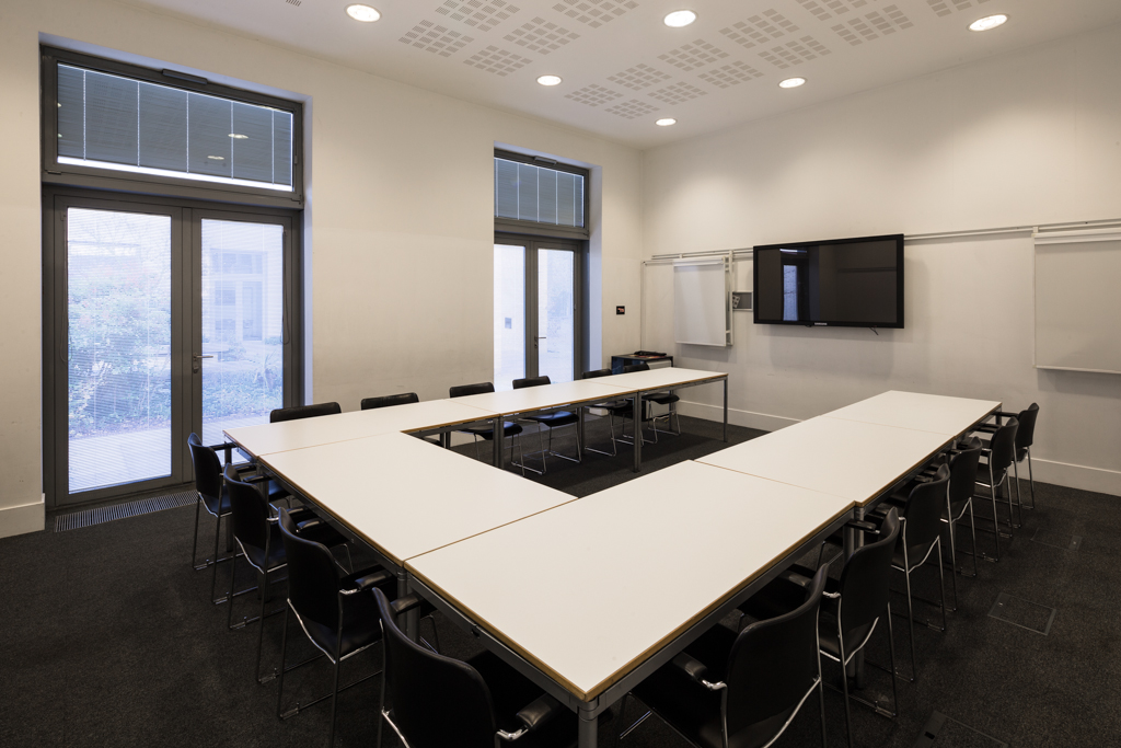 Modern seminar room with U-shaped table at Saïd Business School, Oxford for meetings.