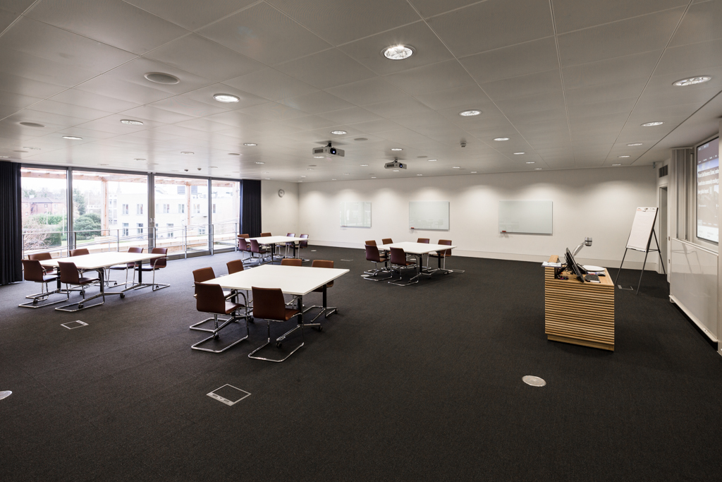 Versatile meeting space with natural light at Saïd Business School, ideal for workshops and seminars.