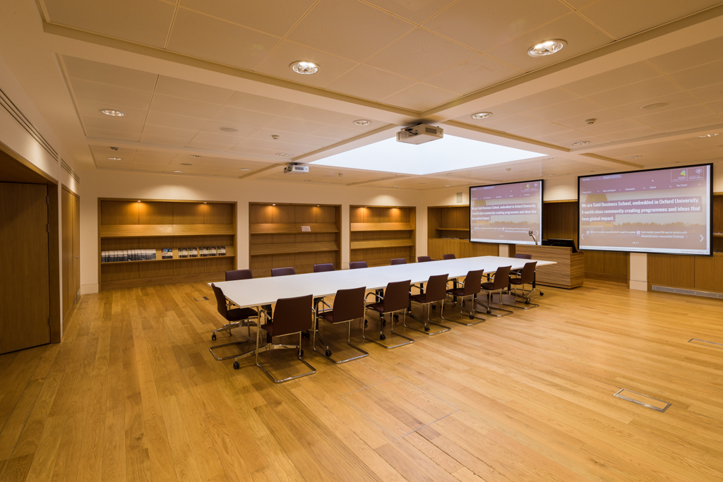 Modern meeting room with dual screens at Saïd Business School, ideal for presentations and workshops.