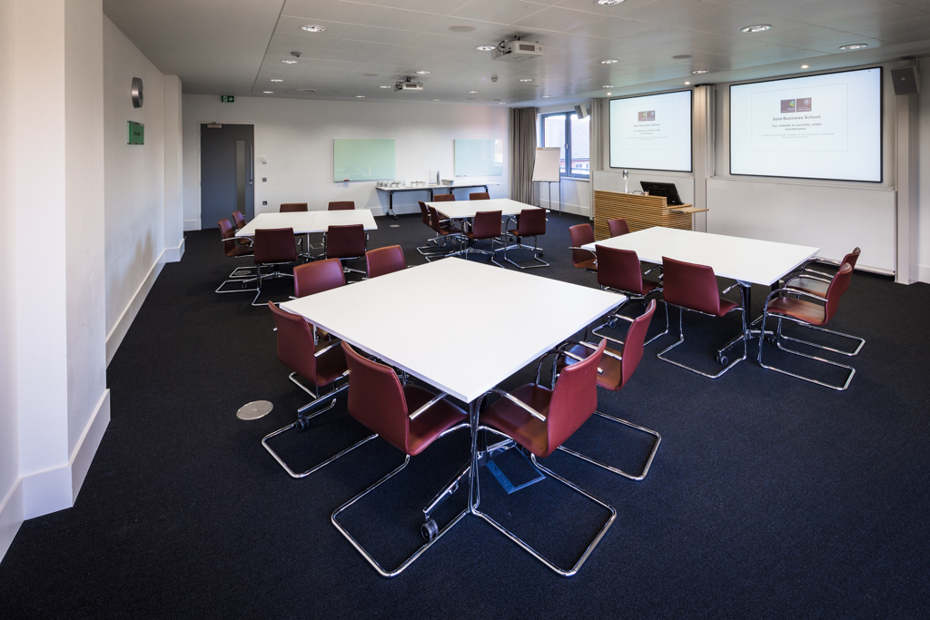 Versatile meeting room with modular tables at Saïd Business School, ideal for workshops.